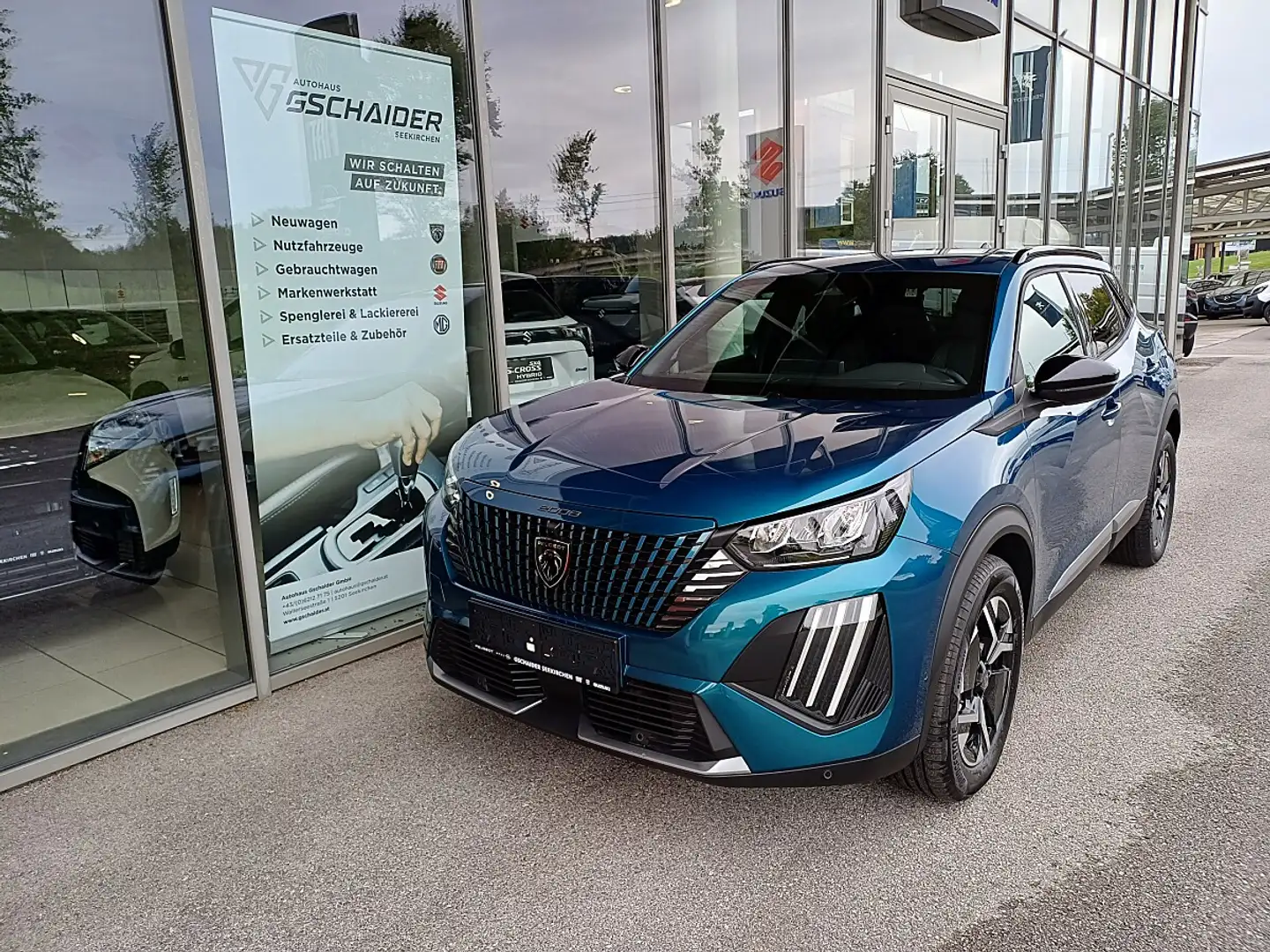 Peugeot 2008 Hybrid 110 e-DCS6 Allure Blau - 1