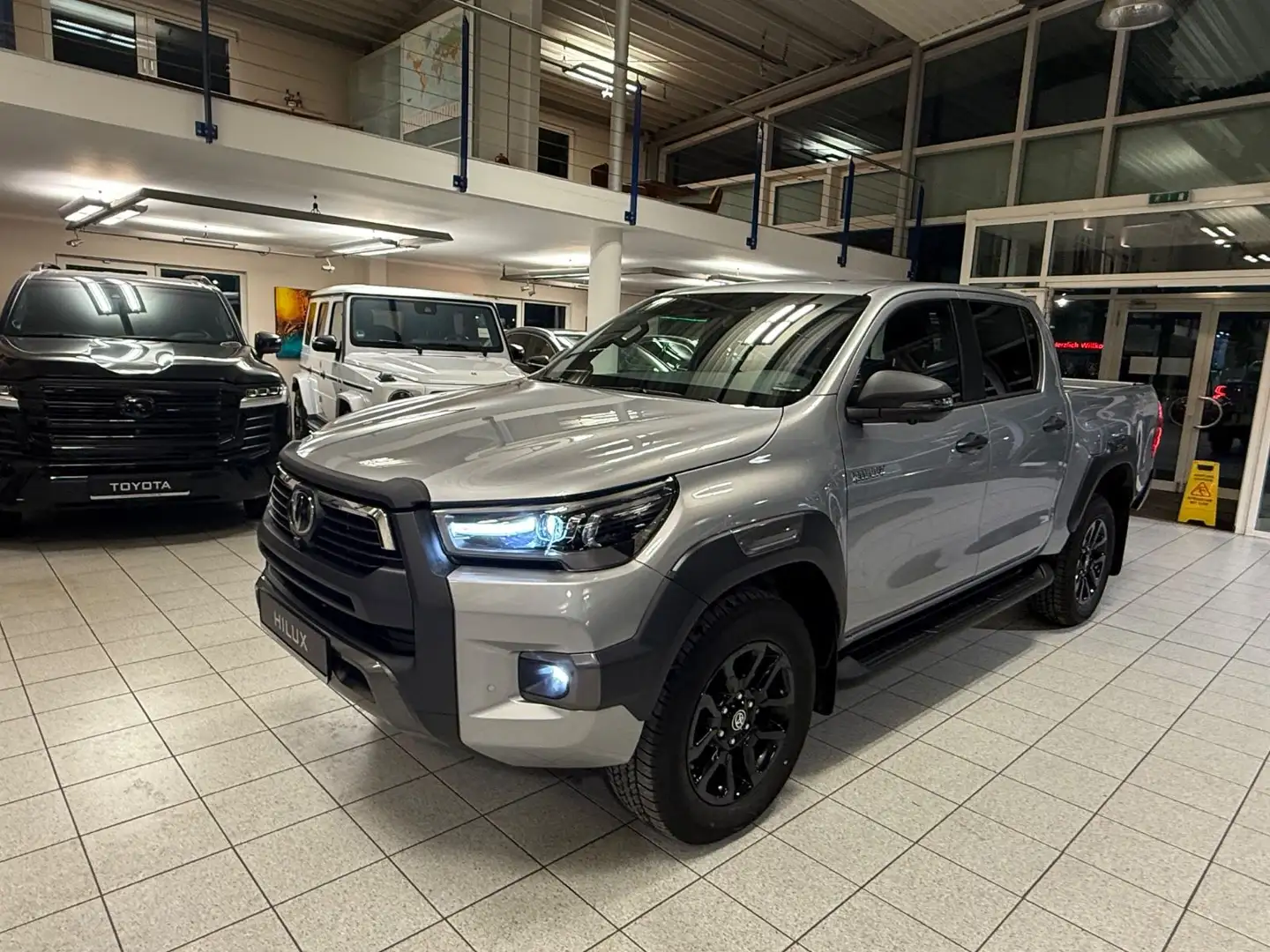 Toyota Hilux DOUBLE CAB INVINCIBLE-MILD HYB.-360 CAM.-JBL-`25 Silber - 2