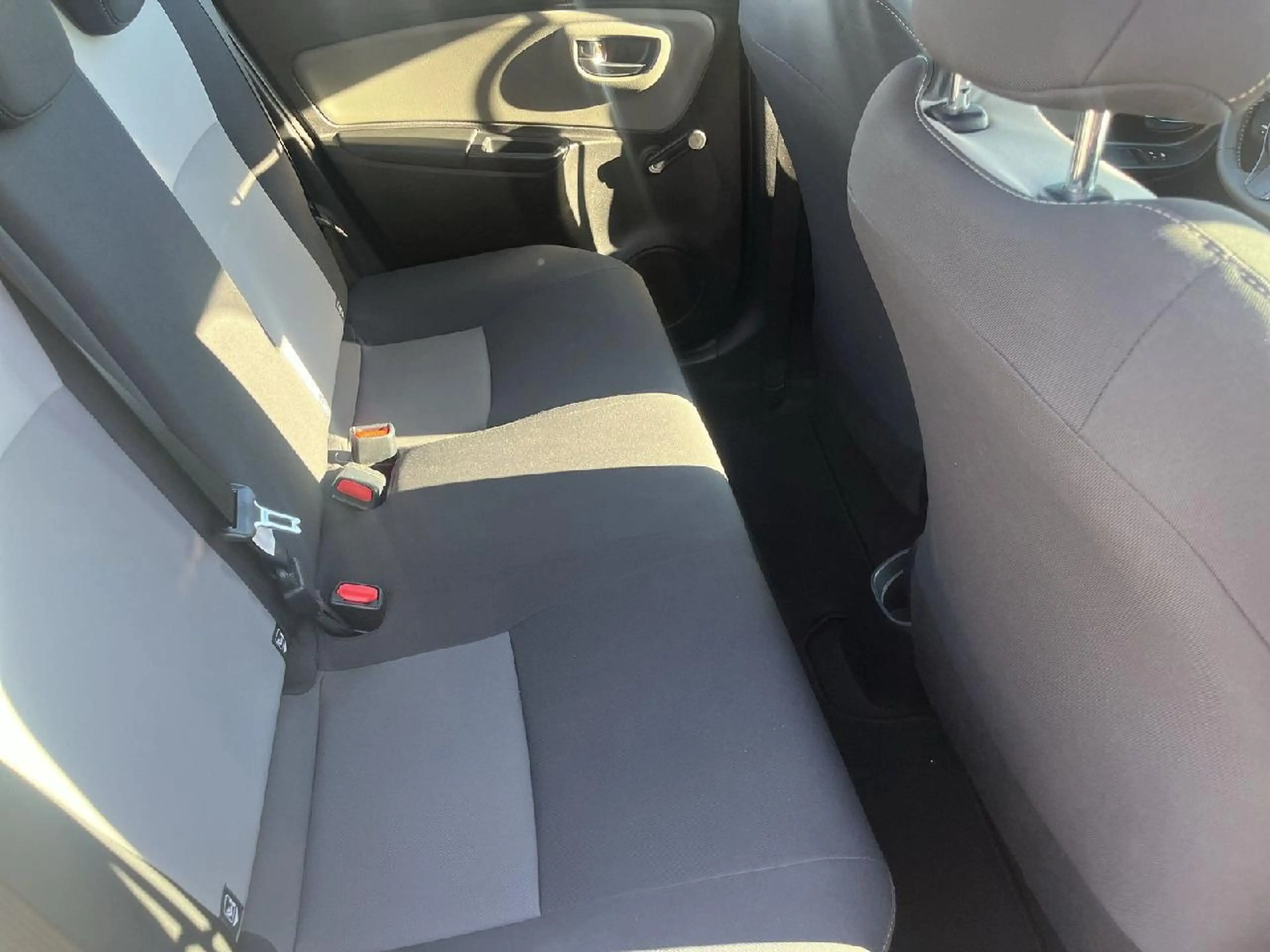 Toyota Yaris Comfort — photo 7