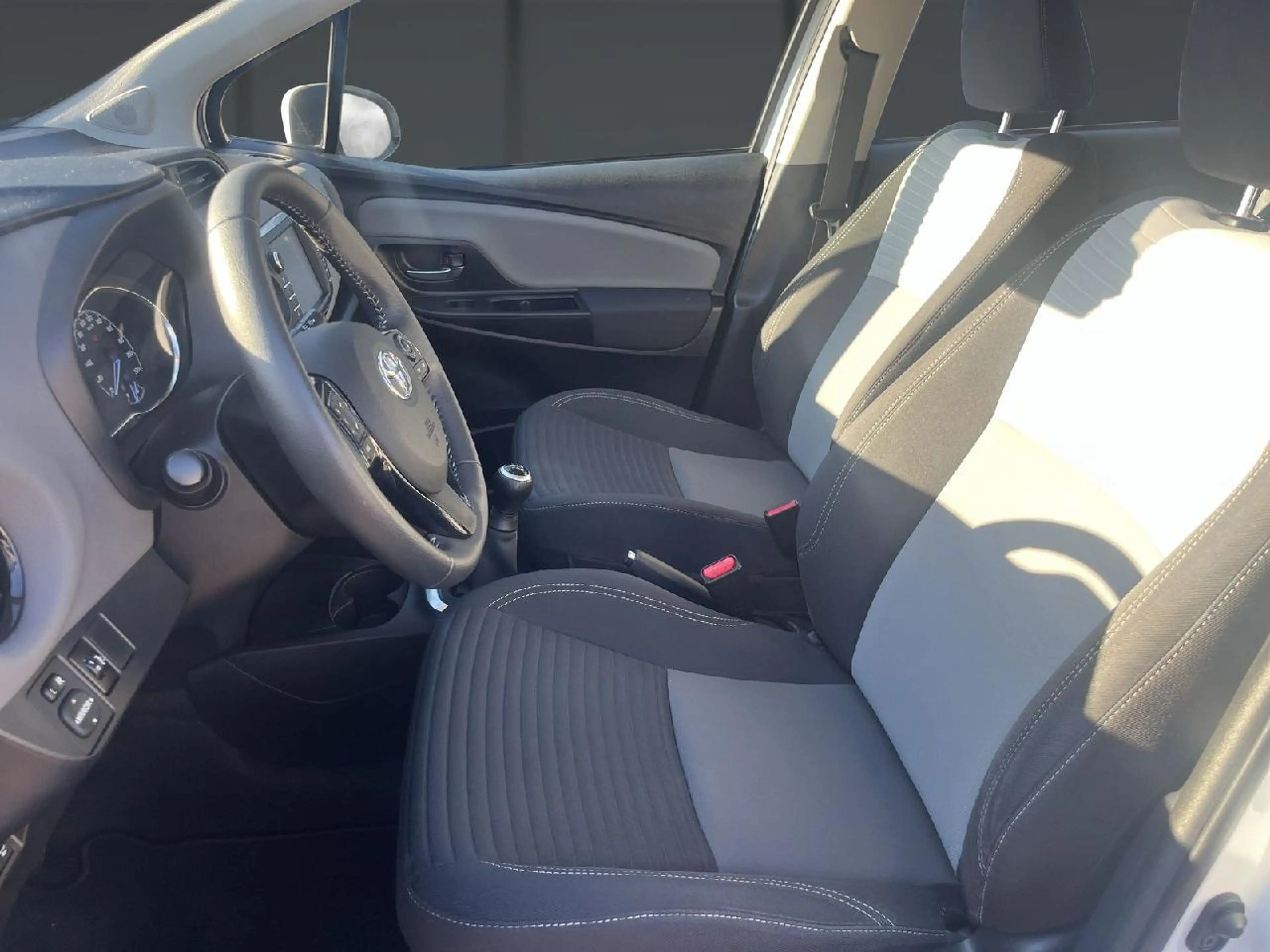 Toyota Yaris Comfort — photo 12