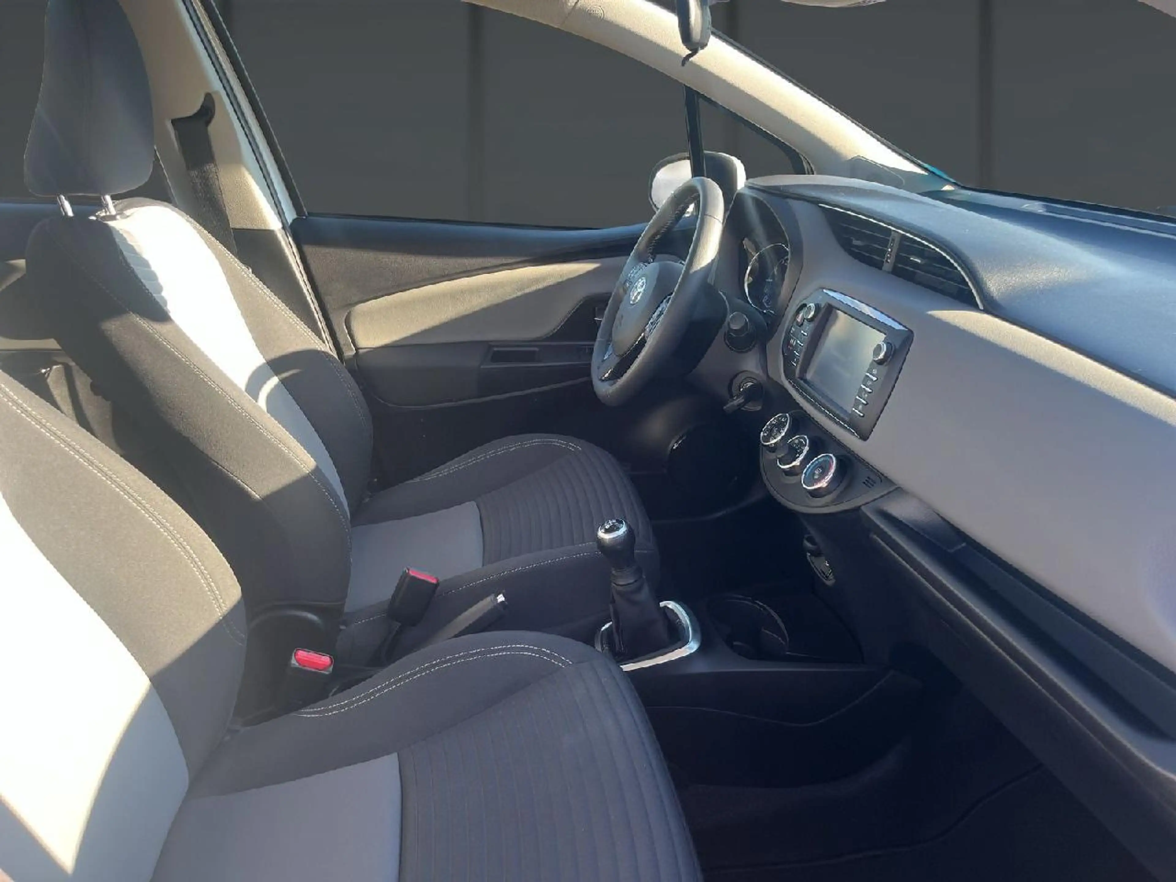 Toyota Yaris Comfort — photo 6