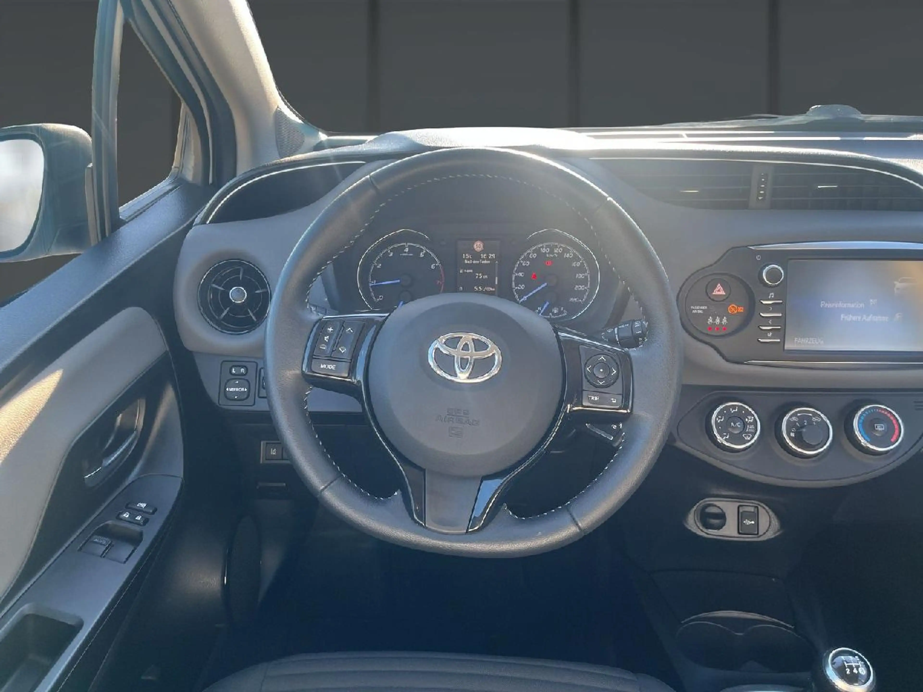 Toyota Yaris Comfort — photo 9