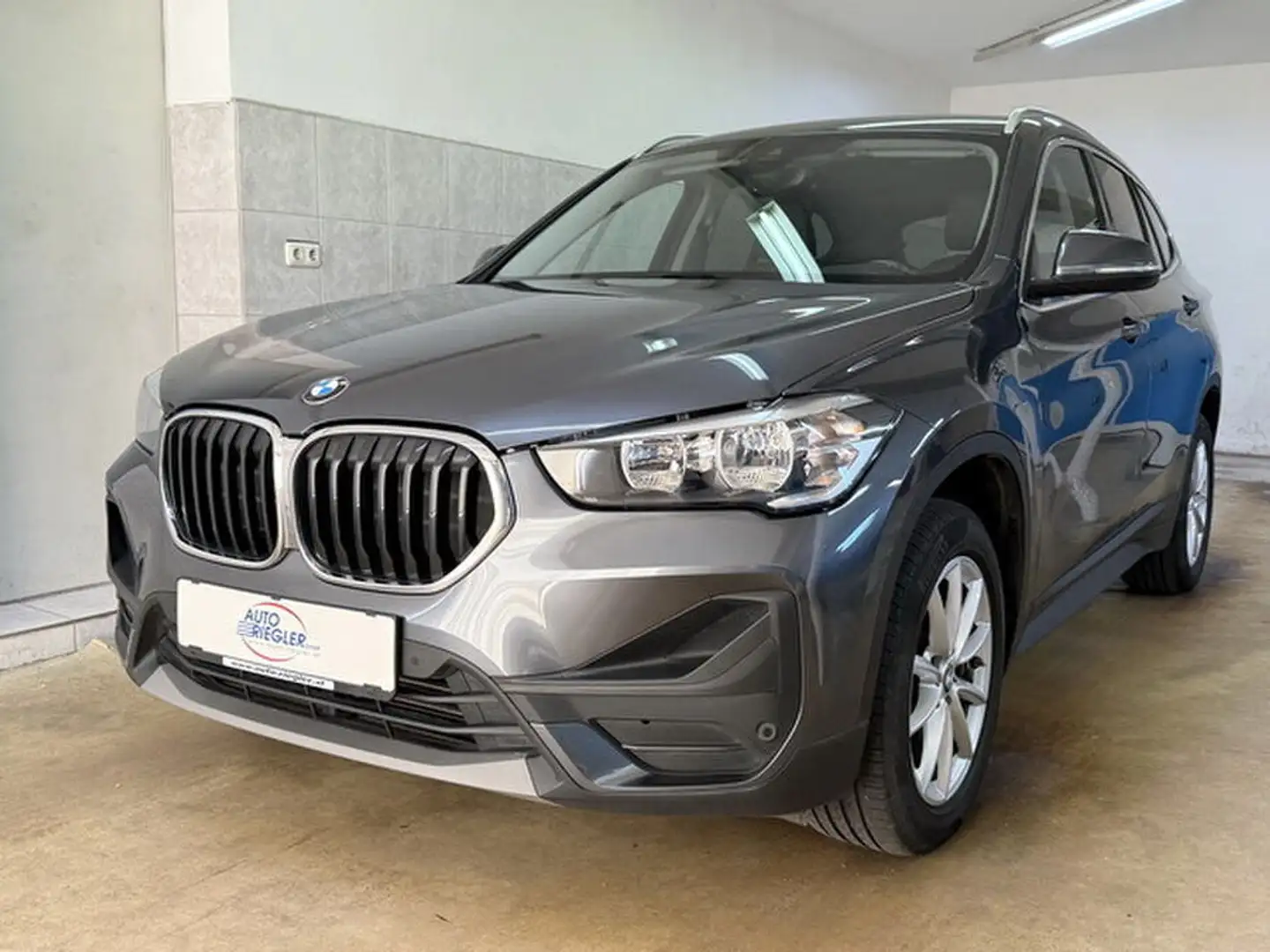 BMW X1 sDrive18d Advantage ''Navi-Sportsitze-AHK-PDC'' Grau - 1