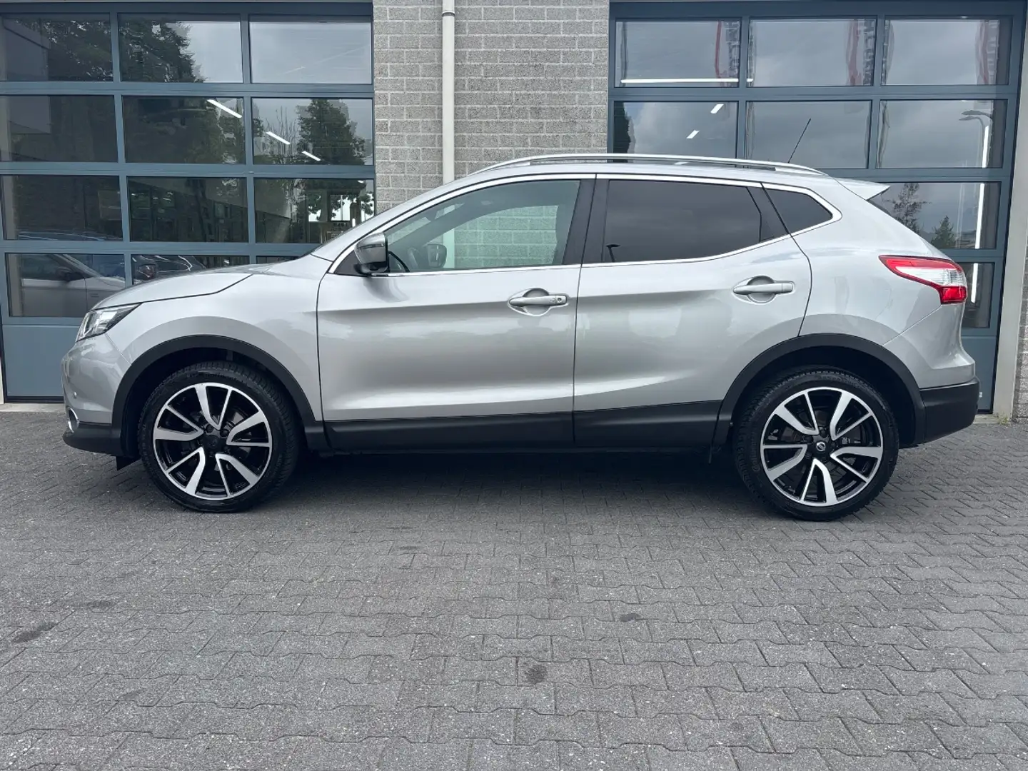 Nissan Qashqai 1.2 N-Vision | PANORAMADAK | STOELVERWARMING | Gris - 2
