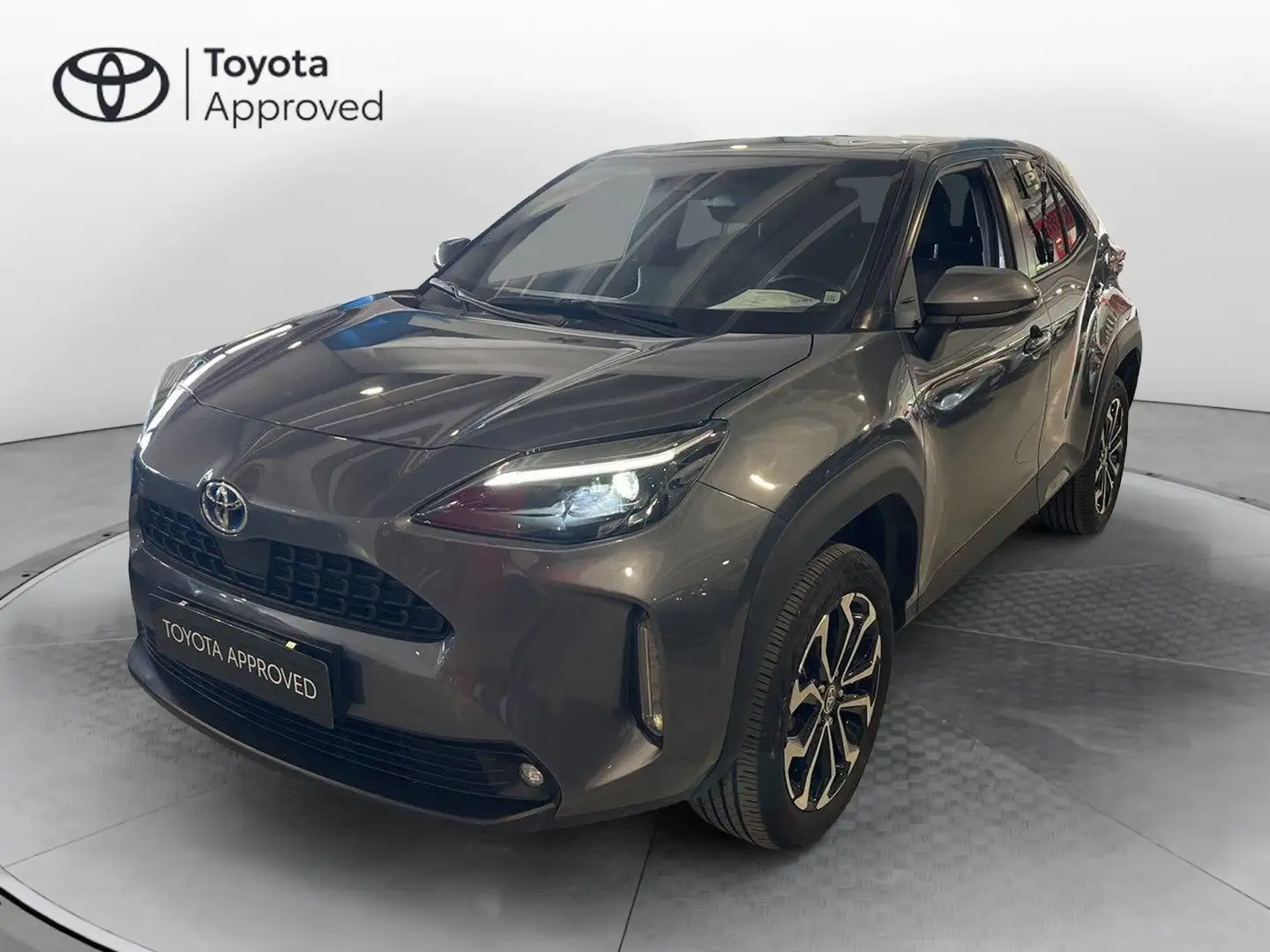 Toyota Yaris Cross 1.5 Hybrid 5p. E-CVT Trend Grijs - 1