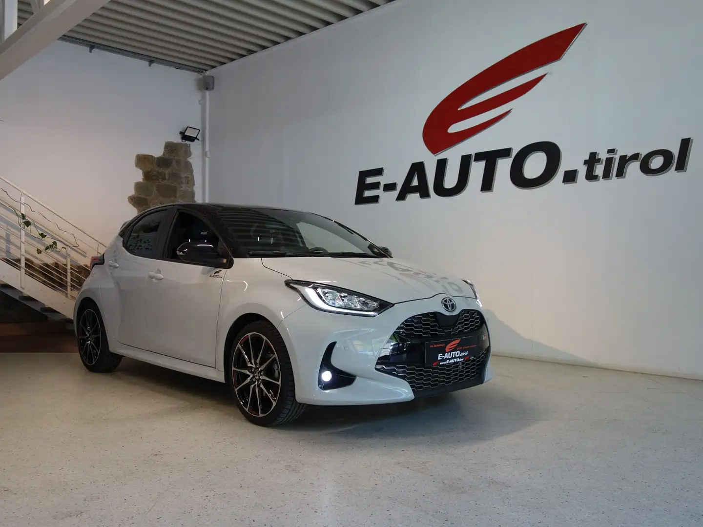 Toyota Yaris Hybrid *GR SPORT *HUD *ASSISTENZ *GARANTIE *ERSTB Grau - 1