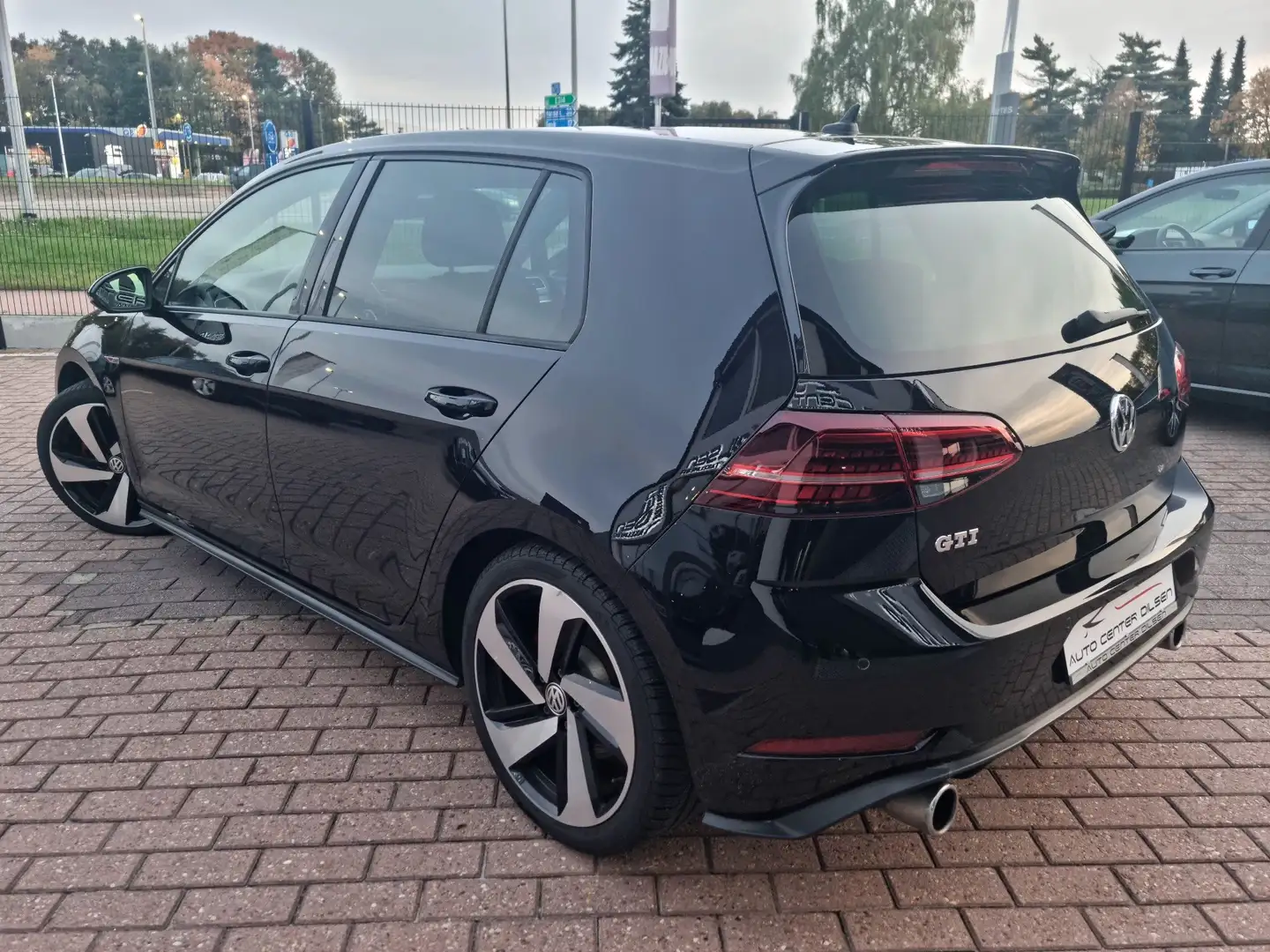 Volkswagen Golf GTI 7.5 2.0 i DSG LED ACC Zwart - 2