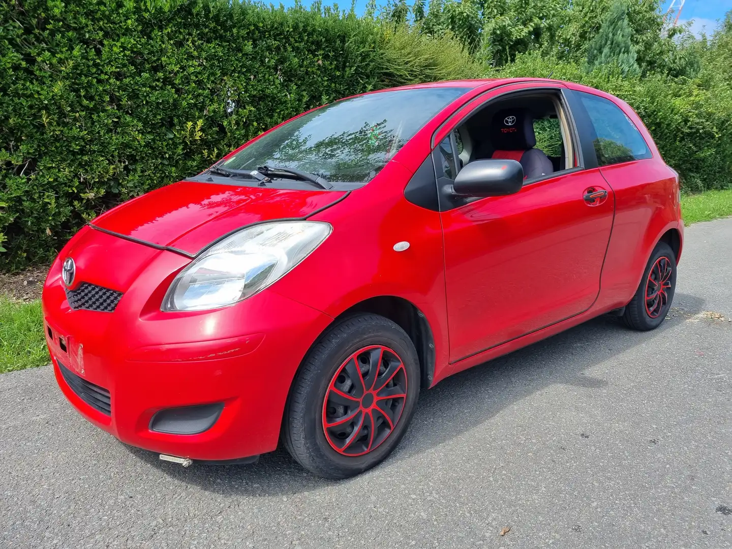 Toyota Yaris 1.0i VVT-i Chill Out Rood - 1