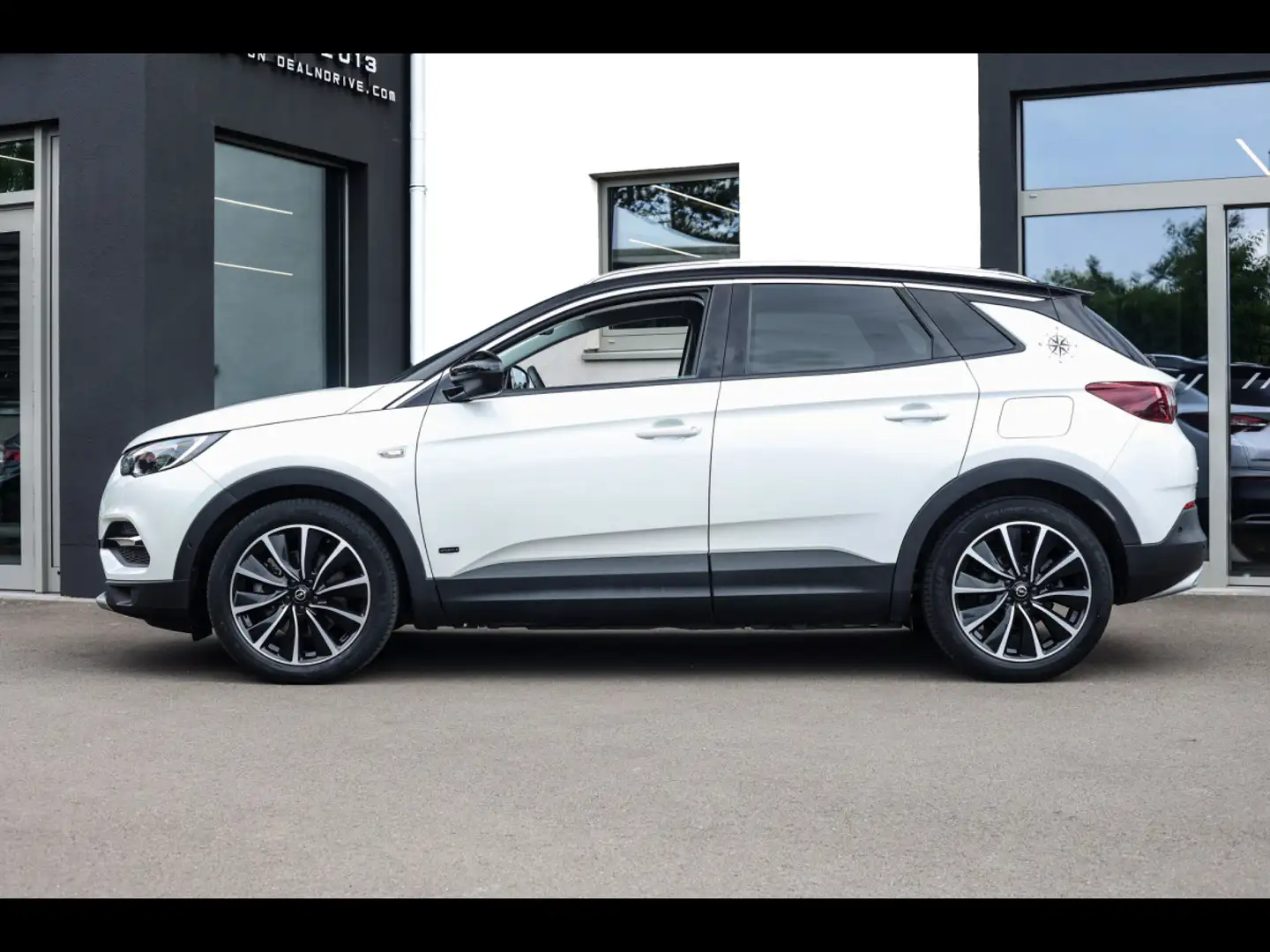 Opel Grandland X INNOVATION 1.6 TURBO HYBRID4 E-AT8°ACC°KAM°NAVI Blanc - 2