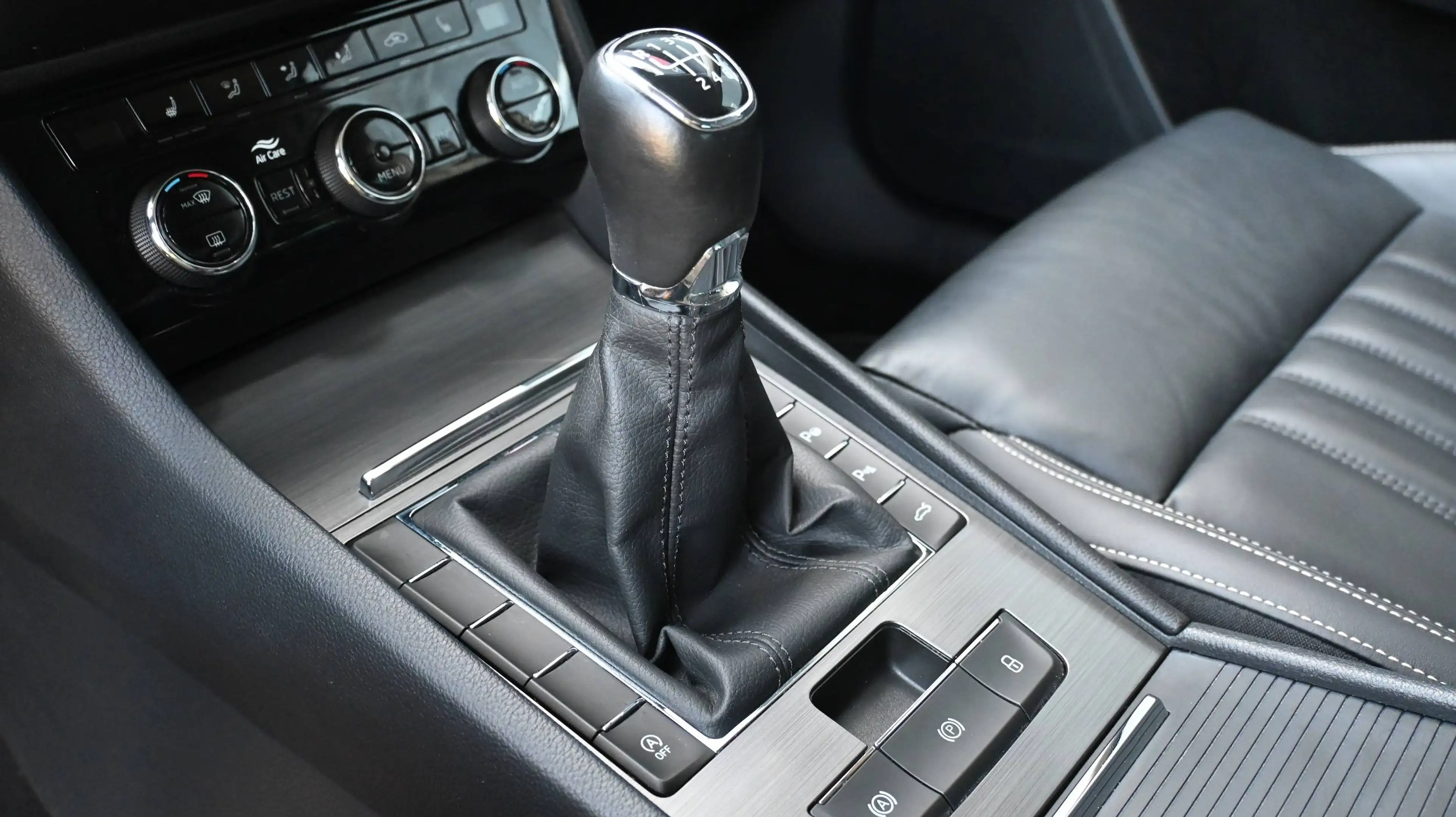 Skoda Superb Kombi 2,0 TDI Style / AHV / MATRIX / LEDER / — photo 9