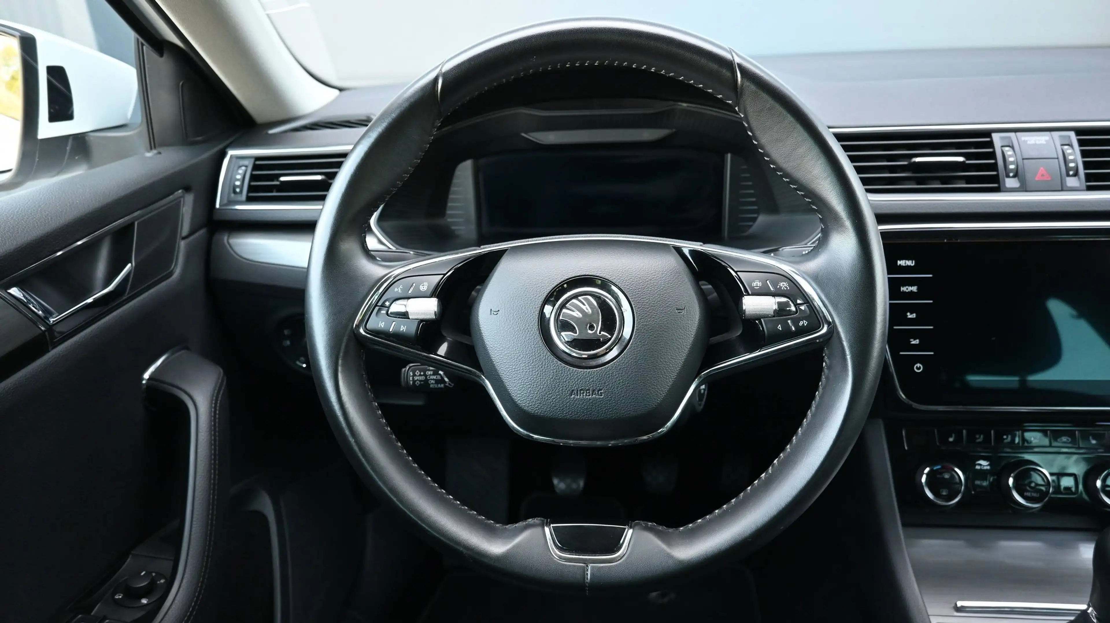 Skoda Superb Kombi 2,0 TDI Style / AHV / MATRIX / LEDER / — photo 11