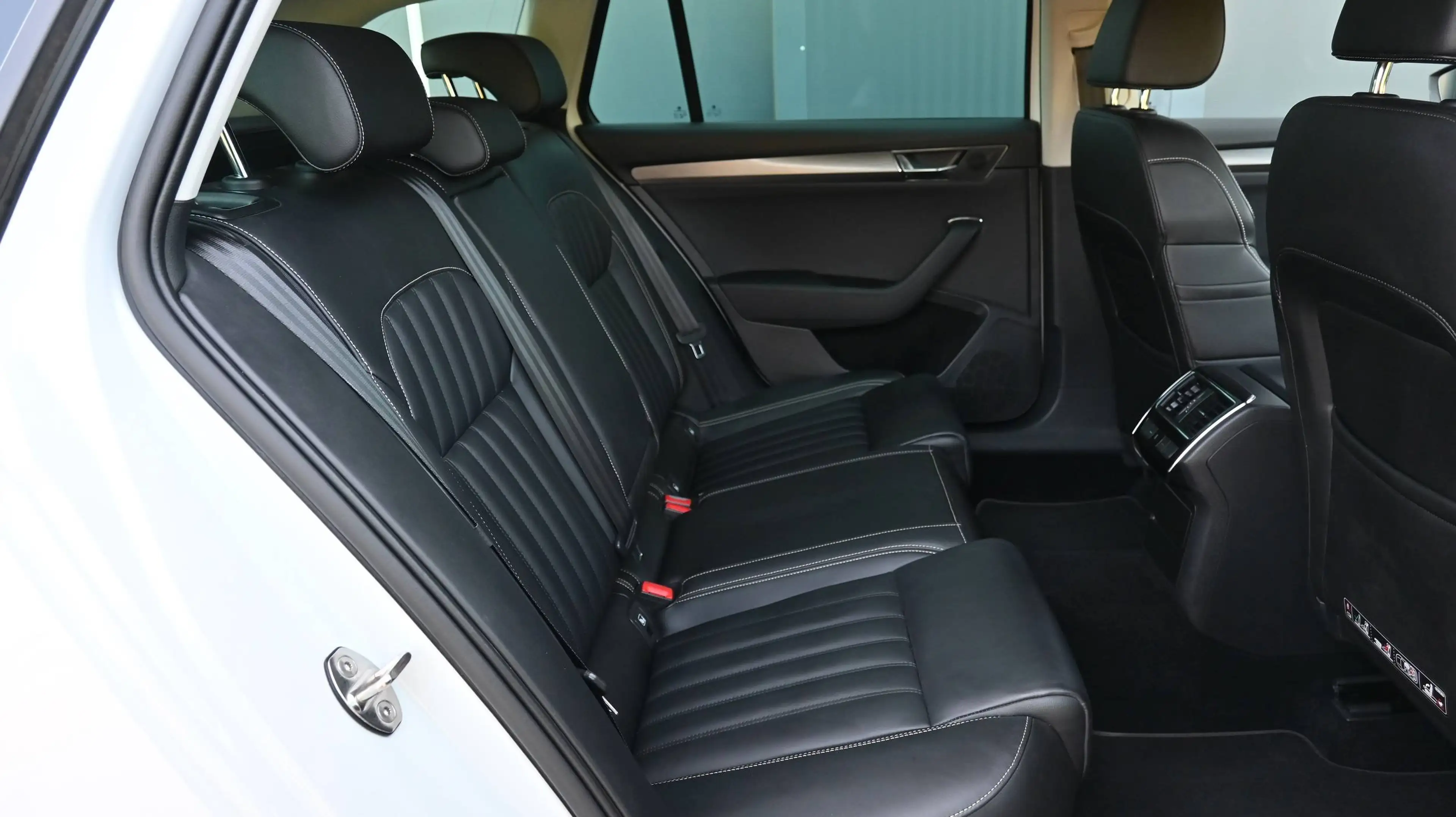 Skoda Superb Kombi 2,0 TDI Style / AHV / MATRIX / LEDER / — photo 7