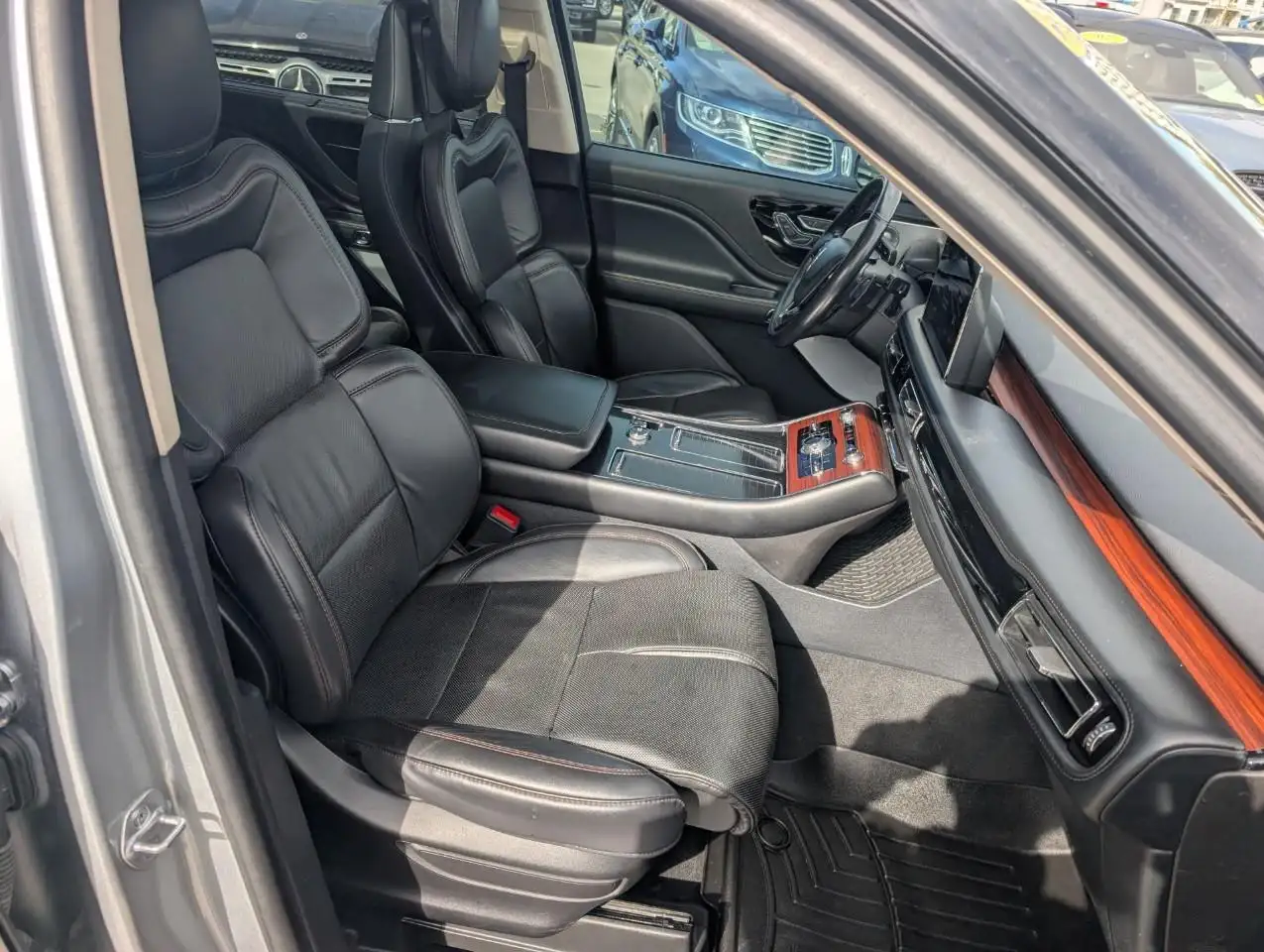 Lincoln Aviator снимка Lincoln Aviator