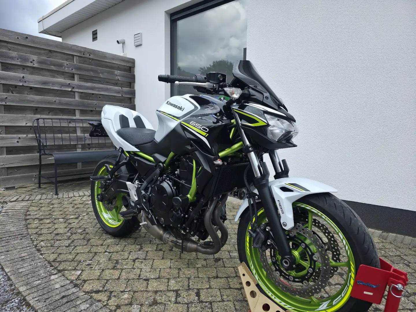 Kawasaki Z 650 Akrapovic Sportuitlaat - 2021 - Topconditie* Blanc - 2