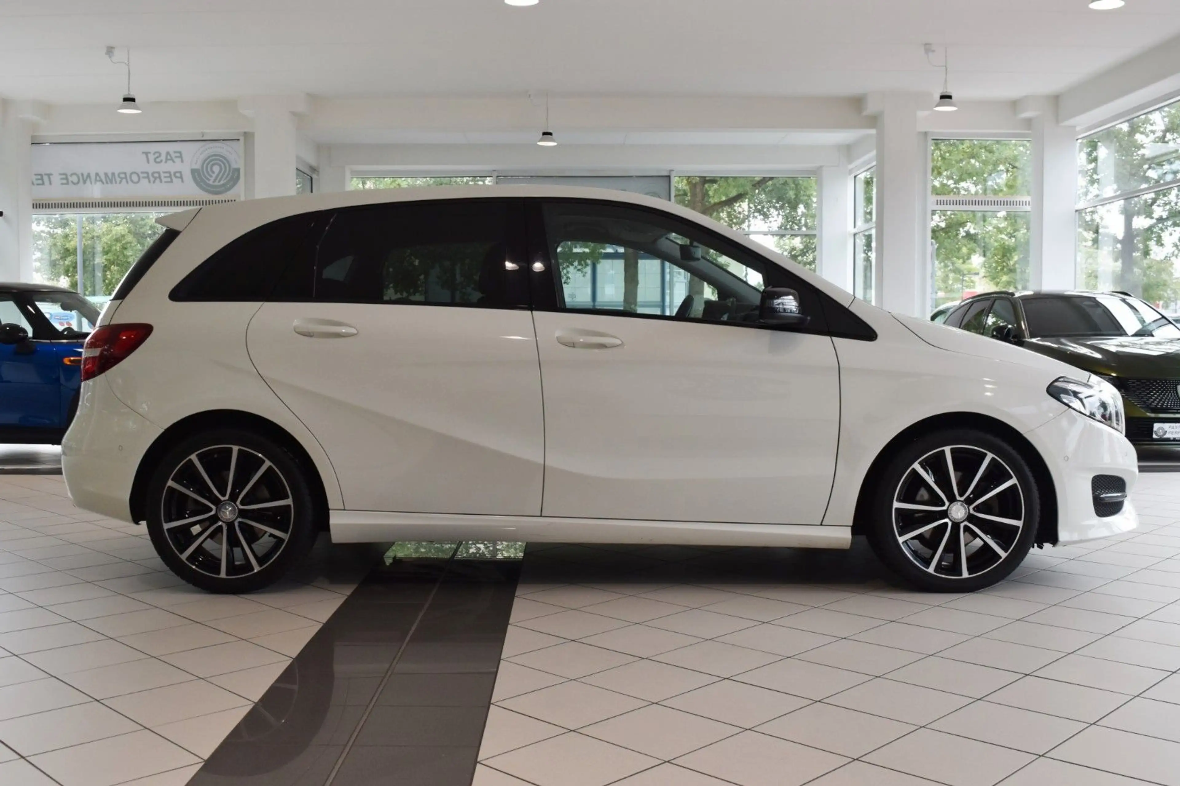 Mercedes-Benz B 220 4Matic~Navi~Automatik~Night~Klima~18 Zoll — photo 6