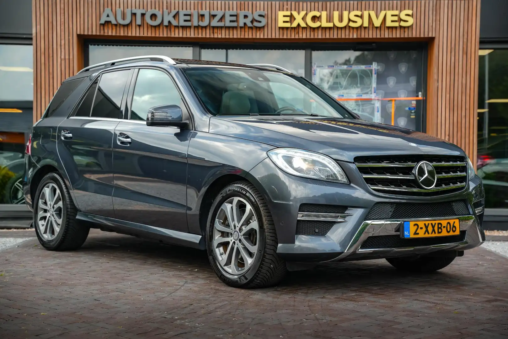 Mercedes-Benz ML 500 M-klasse AMG Panoramadak Adapt. Cruise Camera Leer Gris - 1