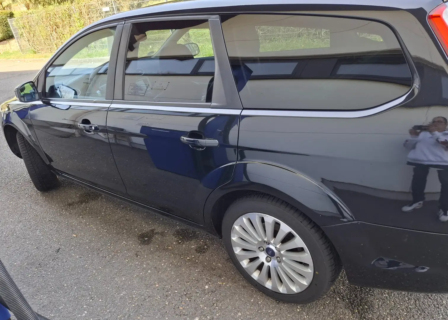 Ford Focus Focus Turnier 2.0 16V Aut. Titanium Schwarz - 1