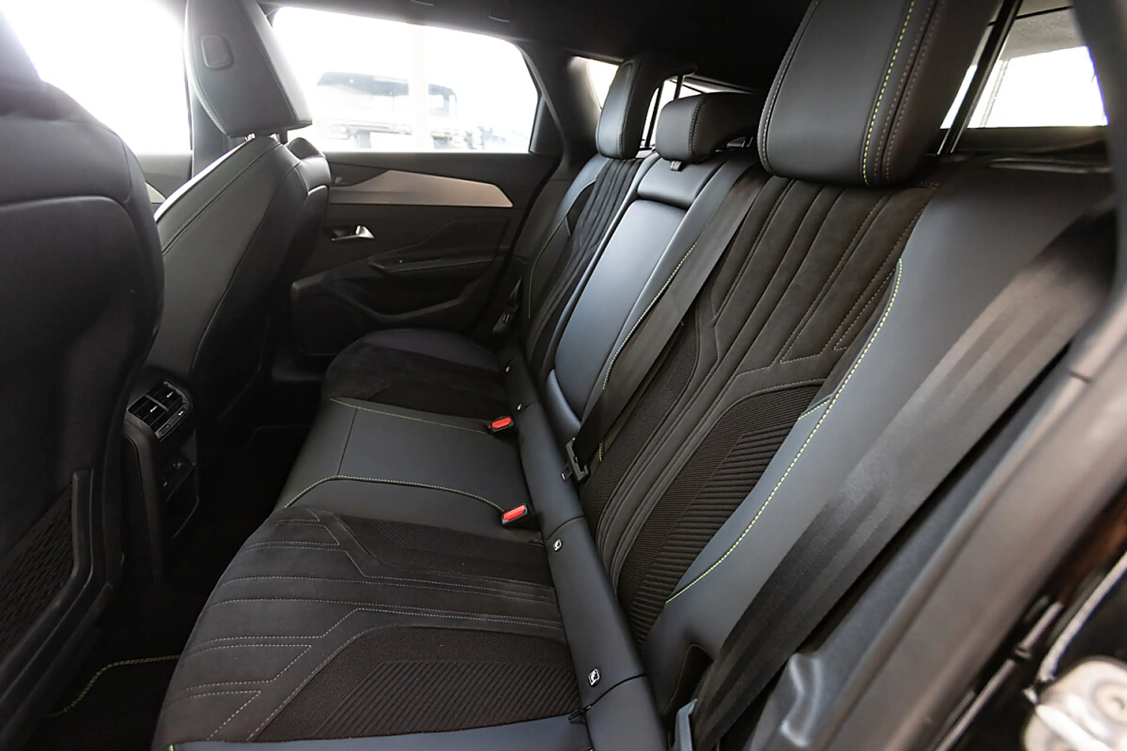 Peugeot 308 SW BlueHDi 130 EAT8 GT — photo 5