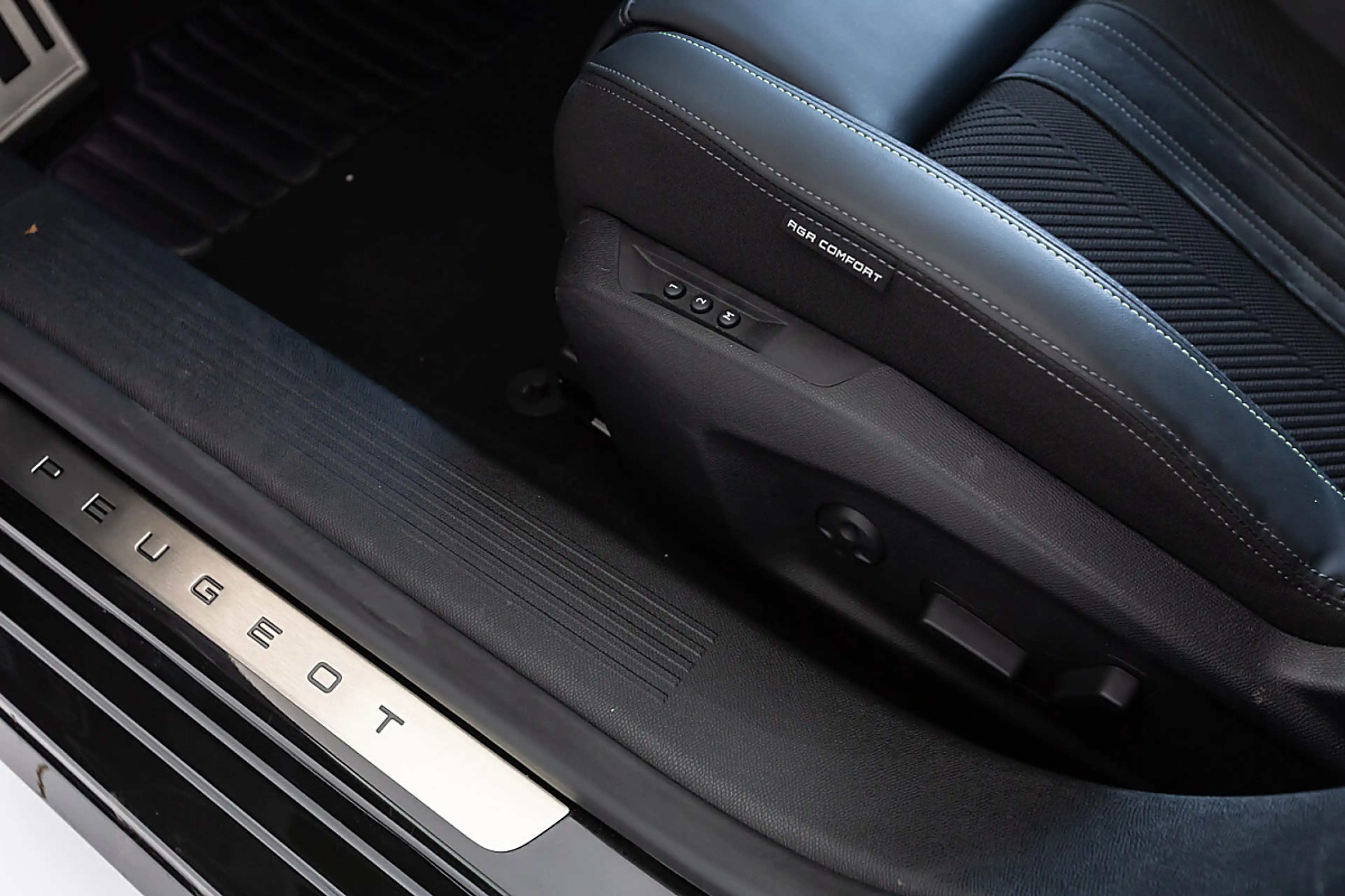 Peugeot 308 SW BlueHDi 130 EAT8 GT — photo 9