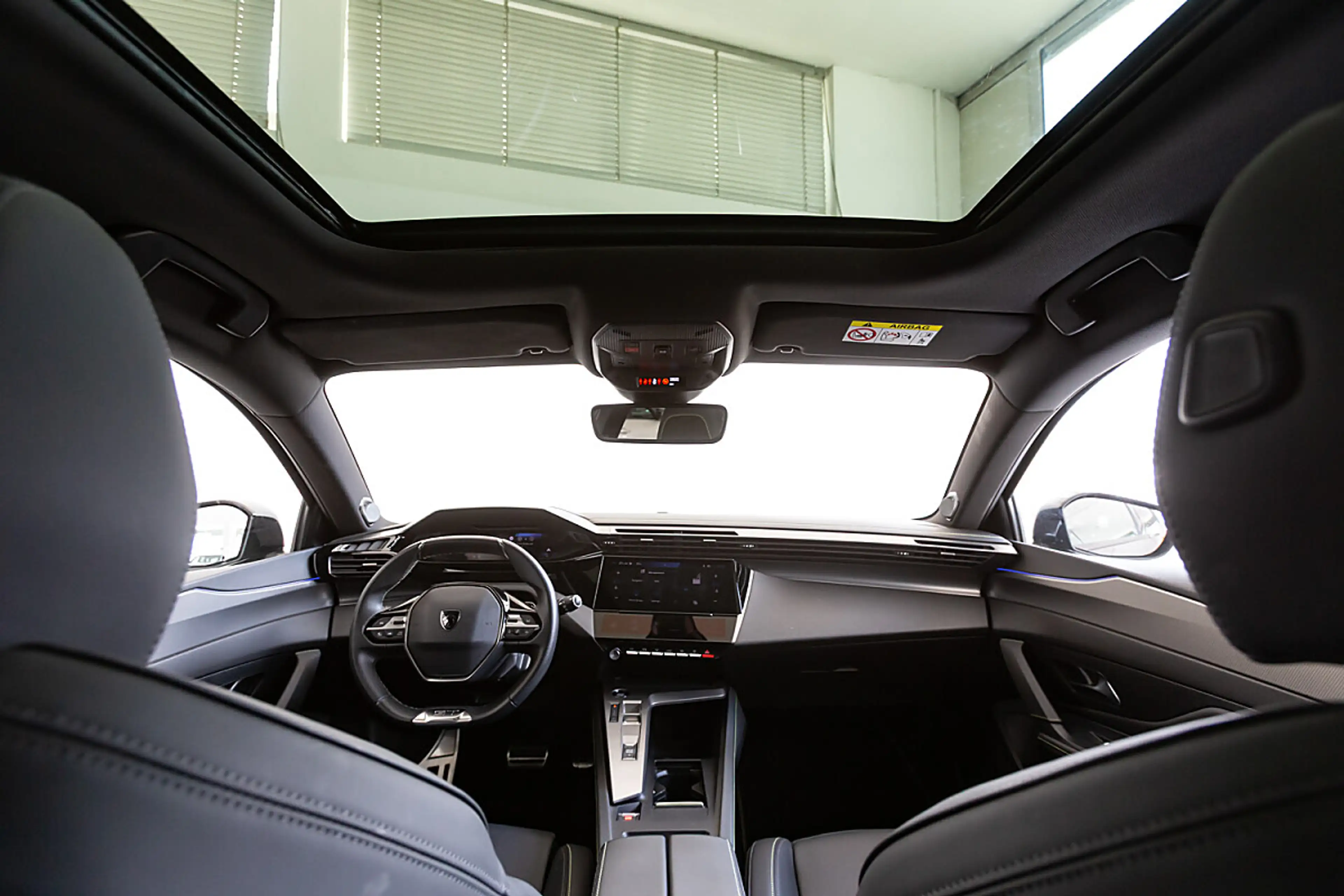 Peugeot 308 SW BlueHDi 130 EAT8 GT — photo 7