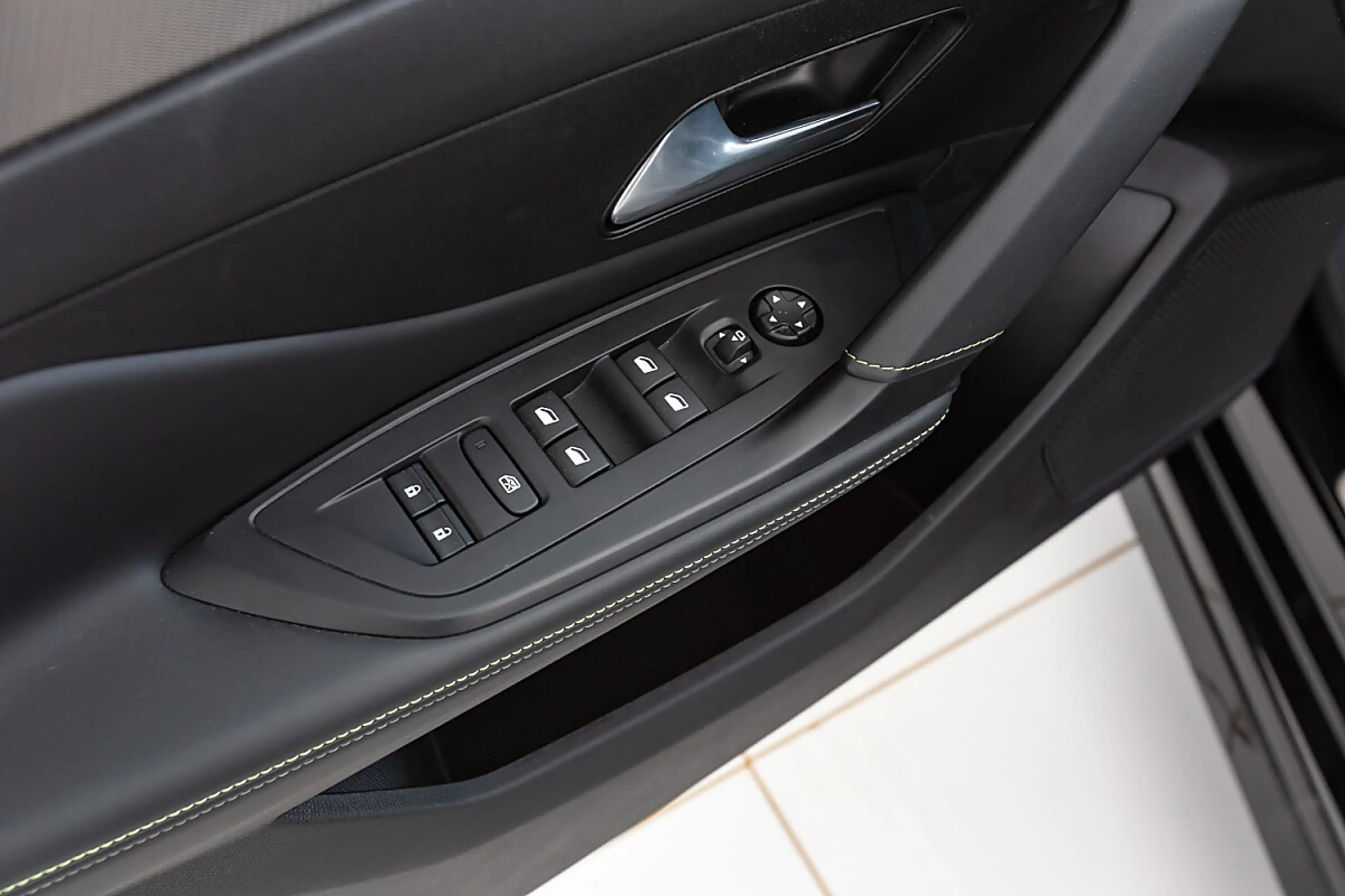 Peugeot 308 SW BlueHDi 130 EAT8 GT — photo 8