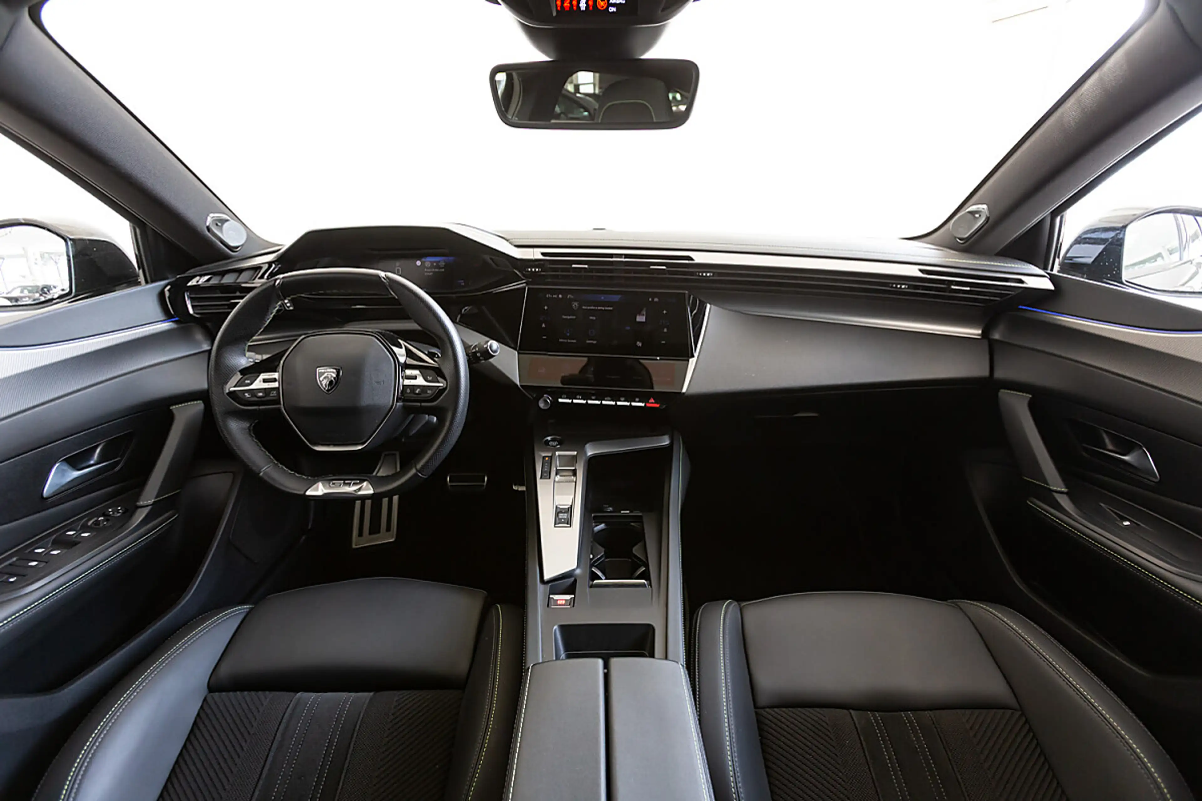 Peugeot 308 SW BlueHDi 130 EAT8 GT — photo 6