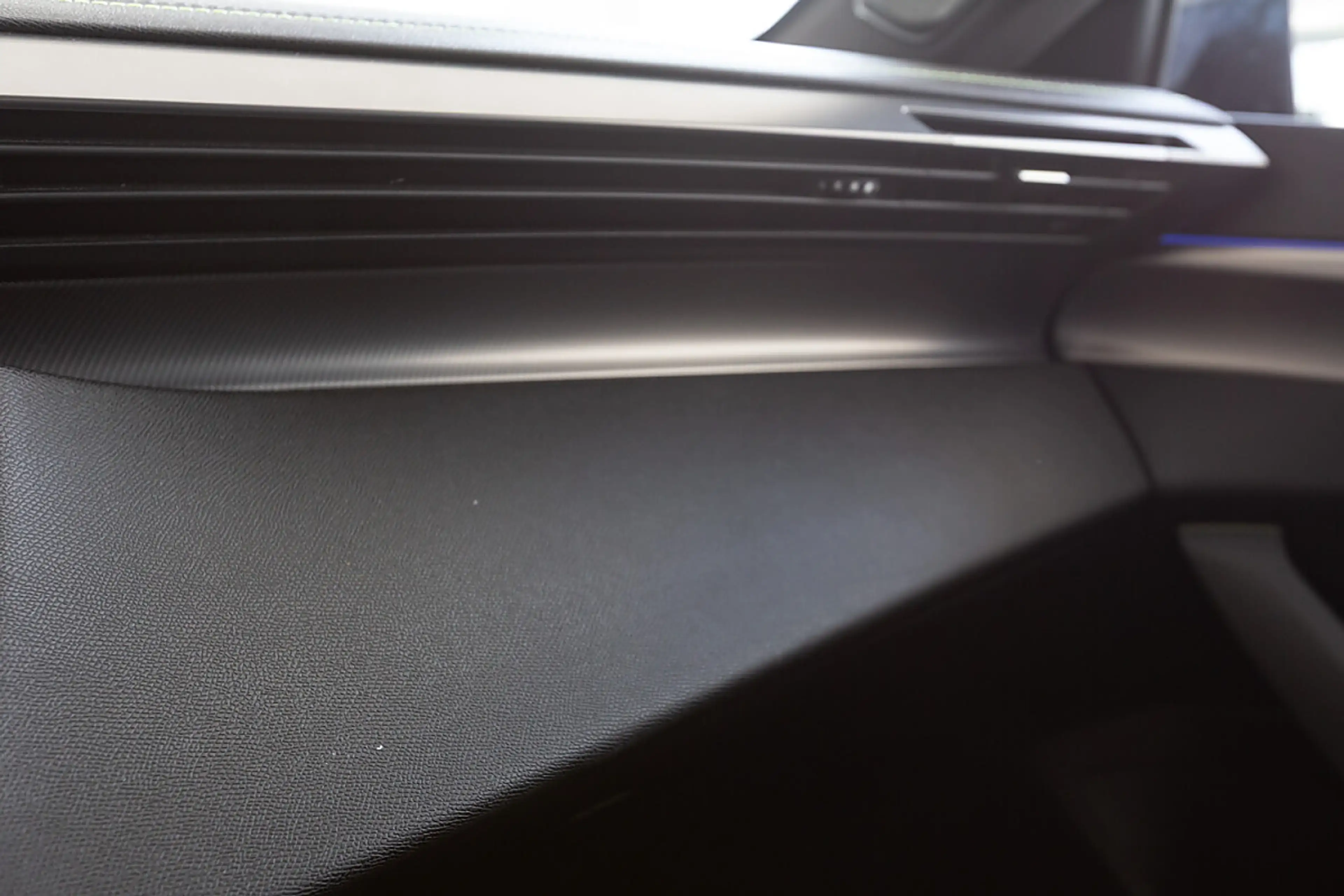 Peugeot 308 SW BlueHDi 130 EAT8 GT — photo 15