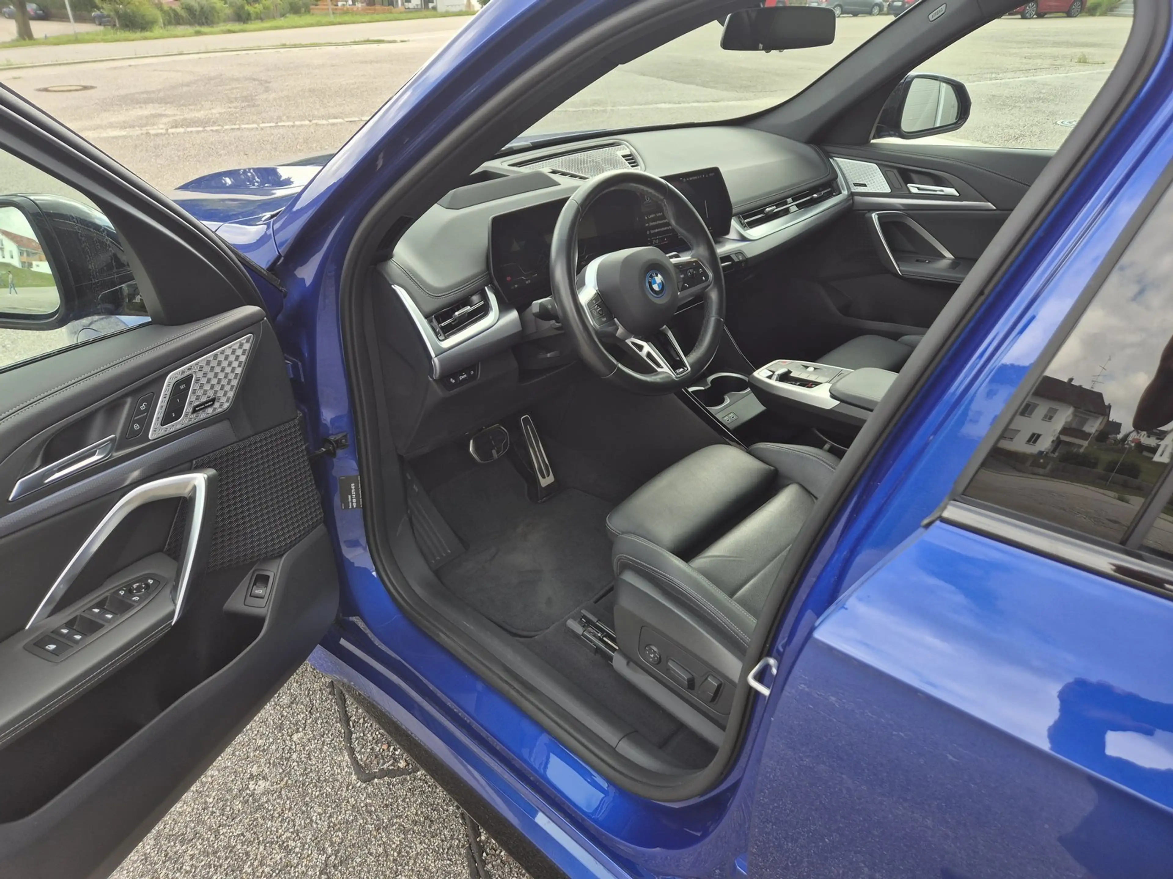 BMW iX1 xDrive 30 M-Sport Wide Inno AHK Pano S-Dach — photo 3