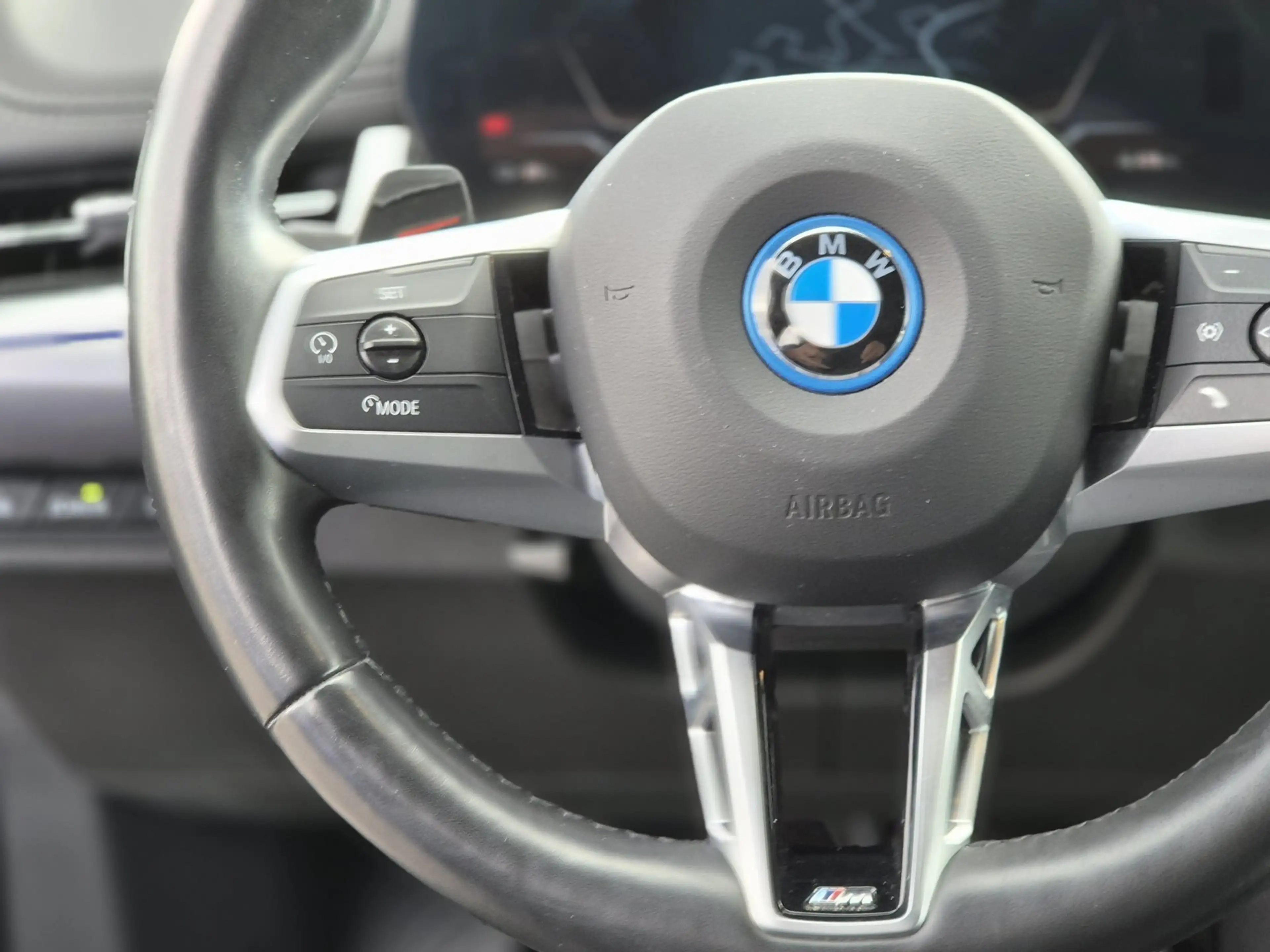 BMW iX1 xDrive 30 M-Sport Wide Inno AHK Pano S-Dach — photo 4