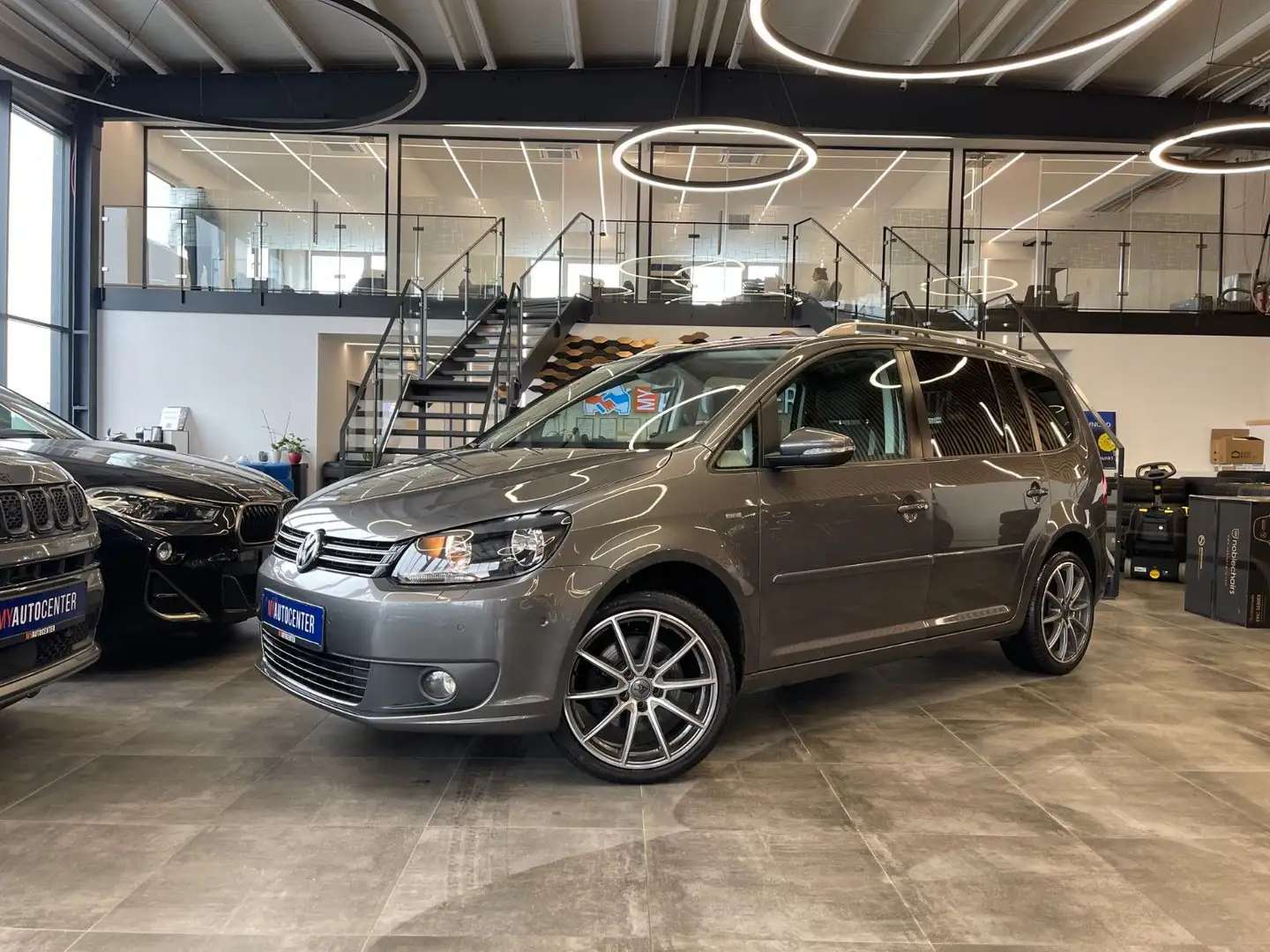 Volkswagen Touran Life BMT *KAMERA*NAVI*PDC*SHZ*MFL*AHK* Grau - 1