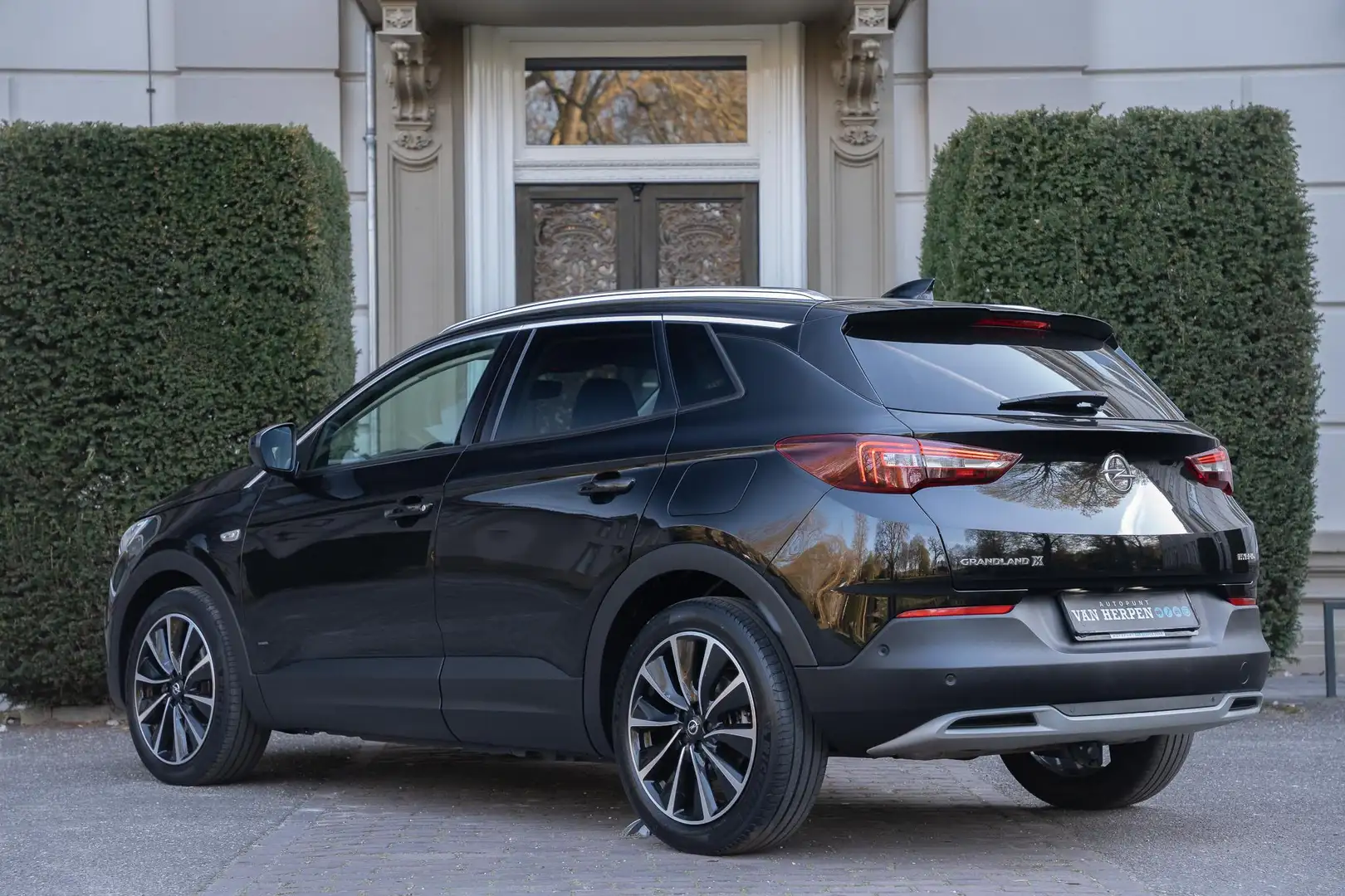 Opel Grandland X 1.6 Turbo Hybrid Ultimate Trekhaak | Leder | 360 C Zwart - 2