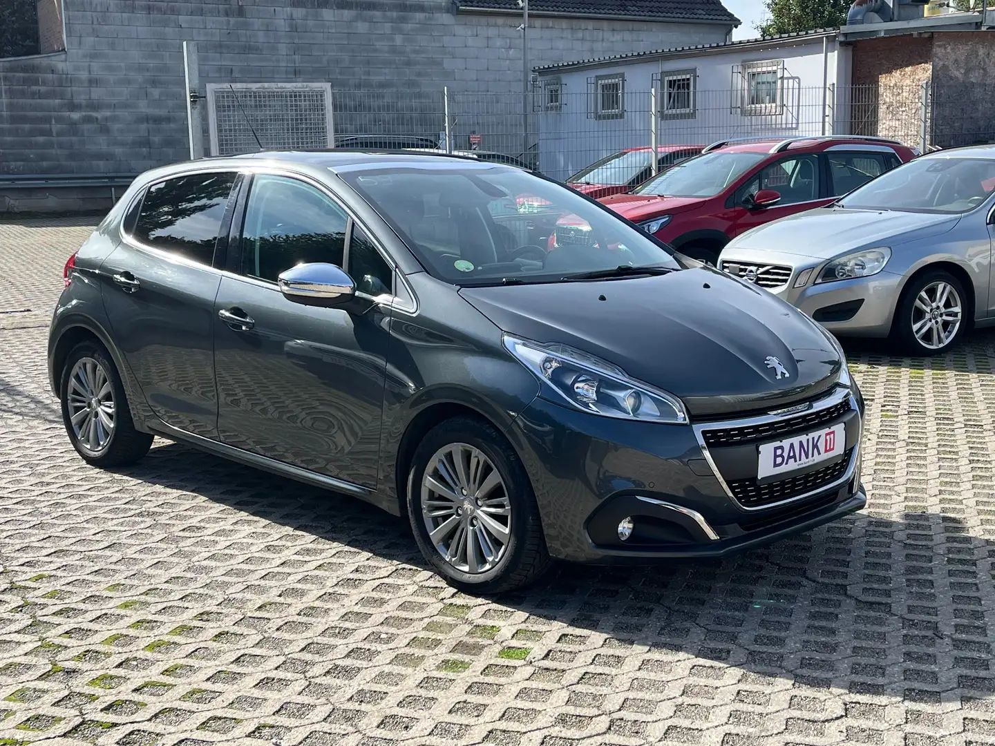 Peugeot 208 1,2i*Parkasst.*Panorama*Klimaauto.*Kamera*Navi* Grau - 1