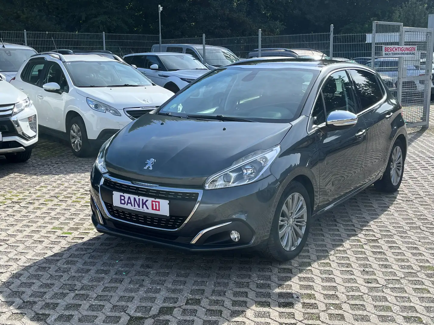 Peugeot 208 1,2i*Parkasst.*Panorama*Klimaauto.*Kamera*Navi* Grau - 2