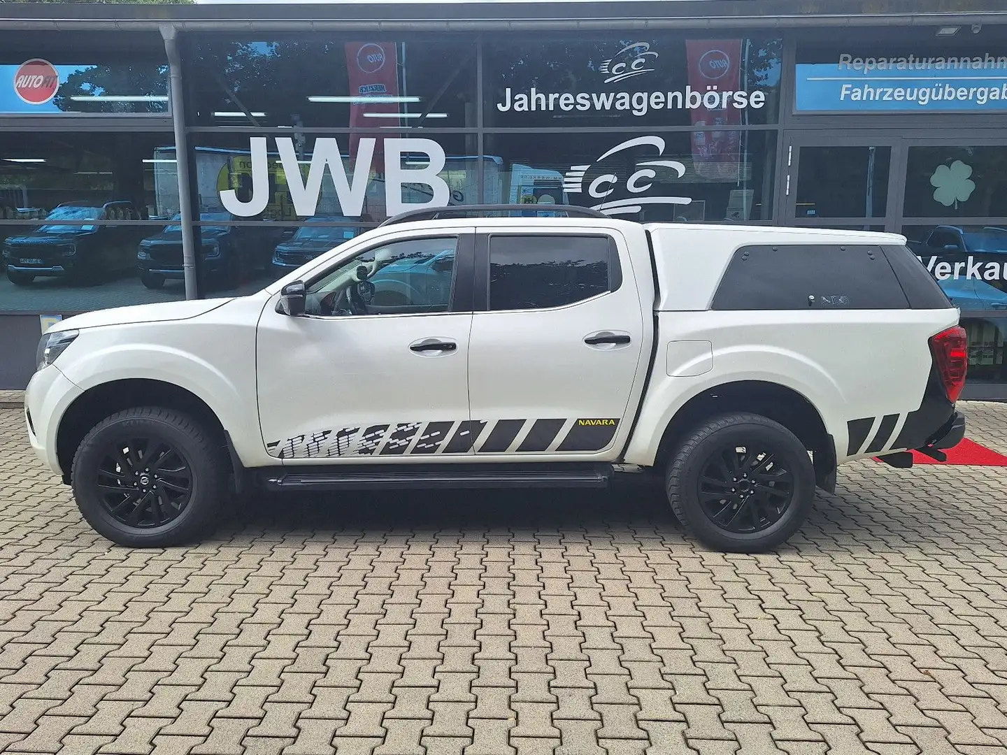 Nissan Navara NP300 N-Guard 4x4 140KW Hardtop AHK 3,5to Weiß - 1