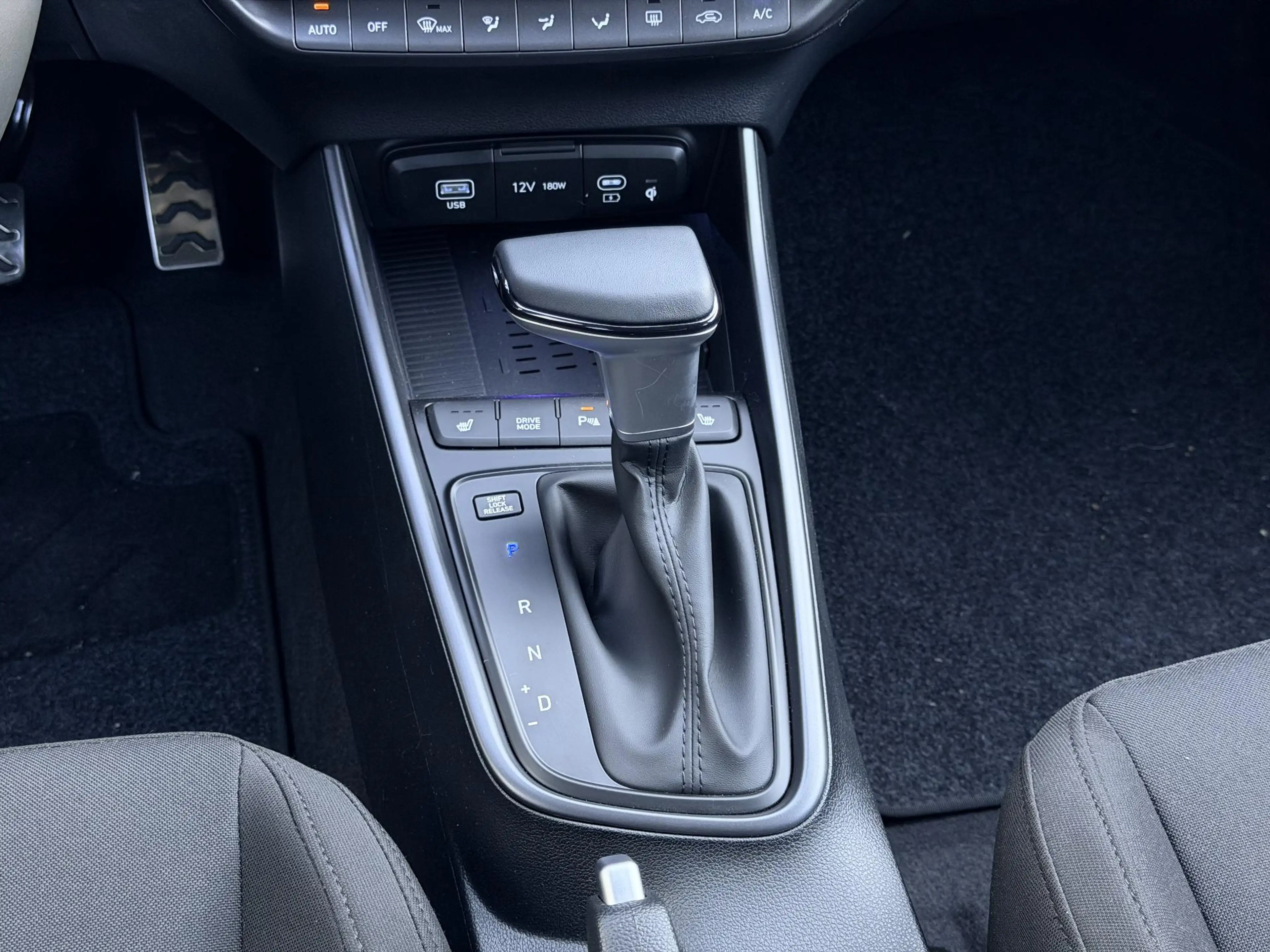 Hyundai BAYON 1.0 T-GDI Premium Automaat / Automaat / LED Verlic — photo 17