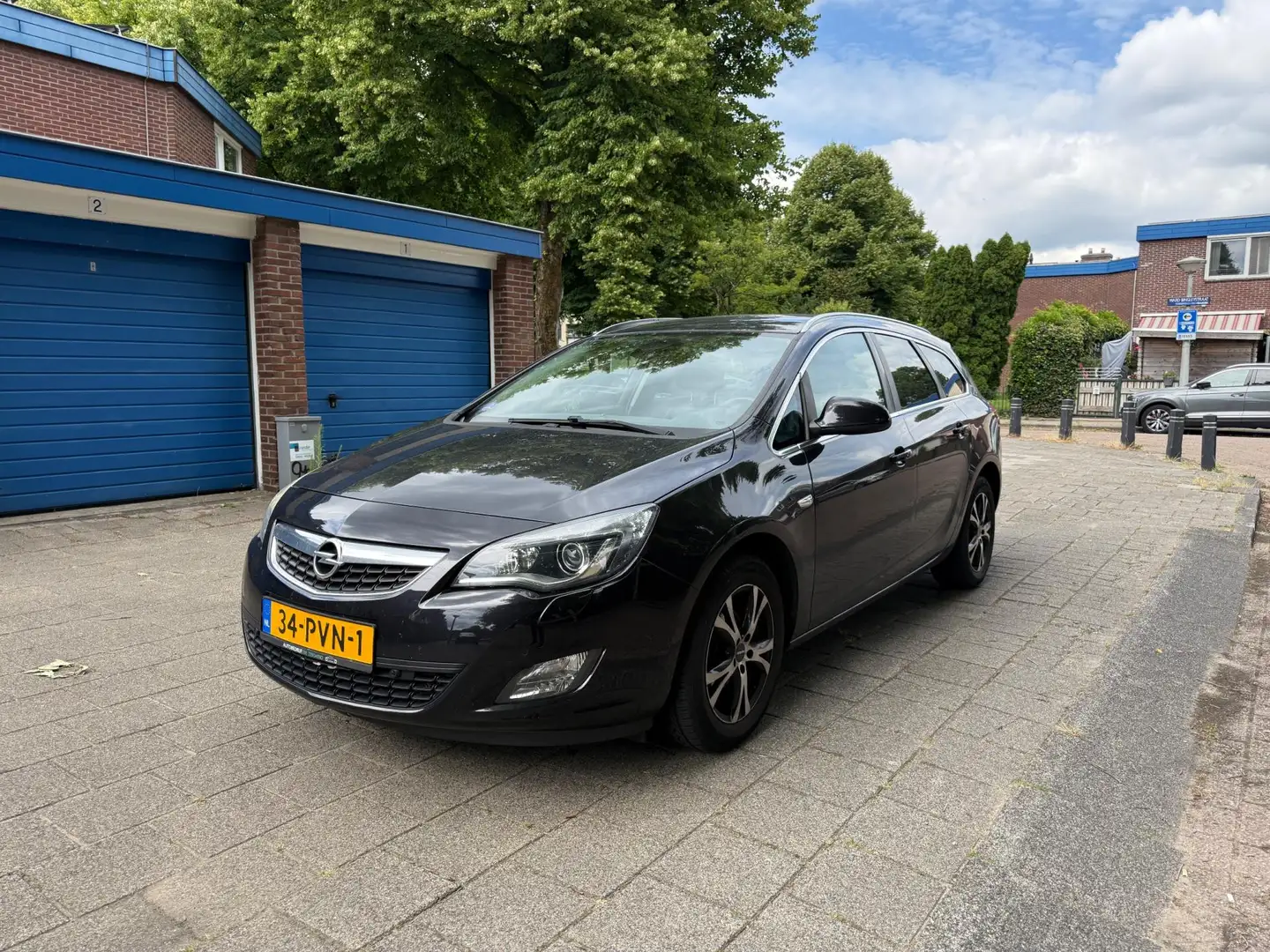 Opel Astra Sports Tourer 1.4 Cosmo Leder Cruise Airco Zwart - 1