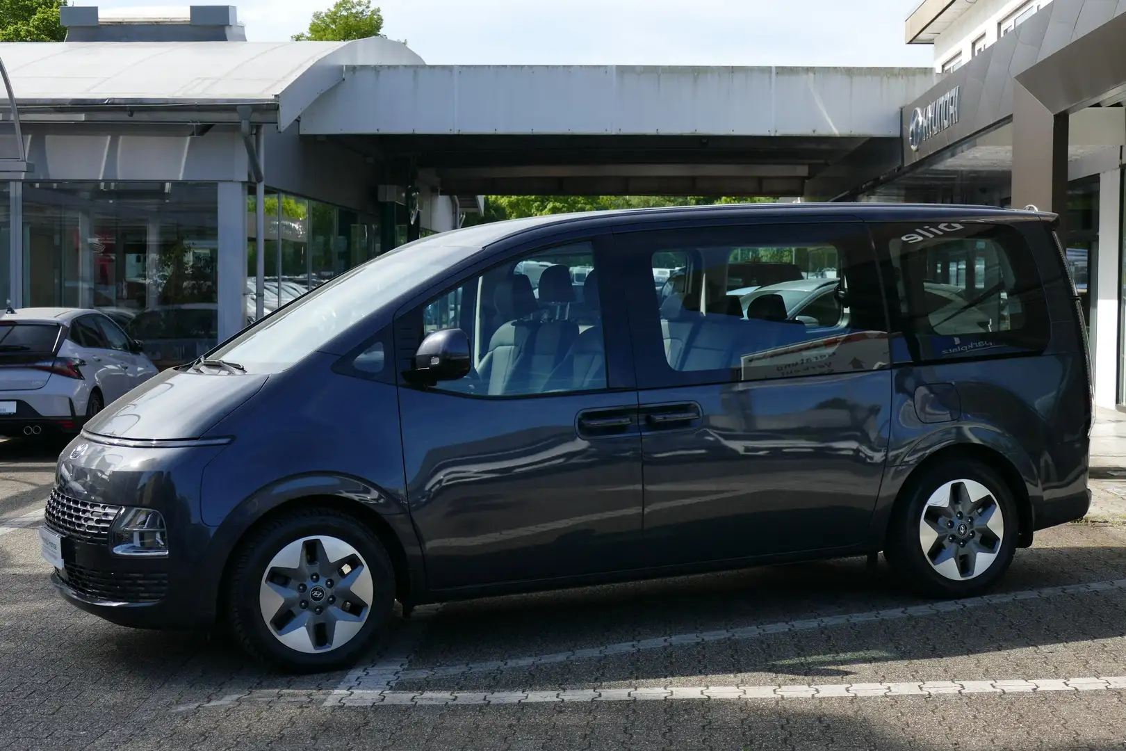 Hyundai STARIA 2.2 CRDi Allrad Trend*PARK +*SHUTTLE +*EASY ACCESS Grau - 1