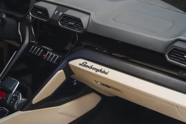 Lamborghini Urus view 9