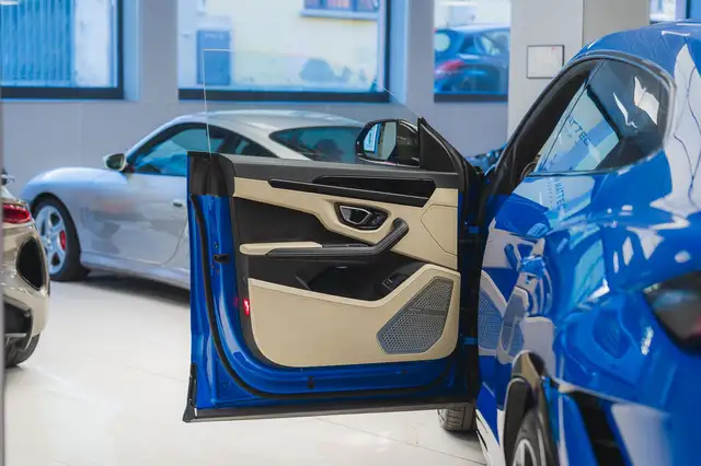 Lamborghini Urus view 5