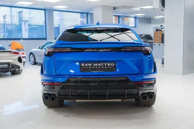 Lamborghini Urus view 4