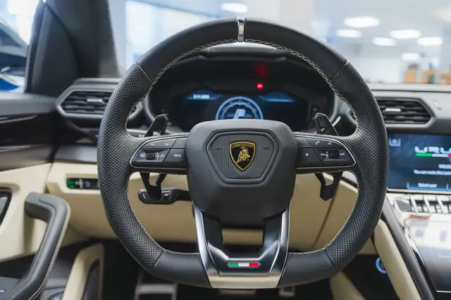 Lamborghini Urus view 7
