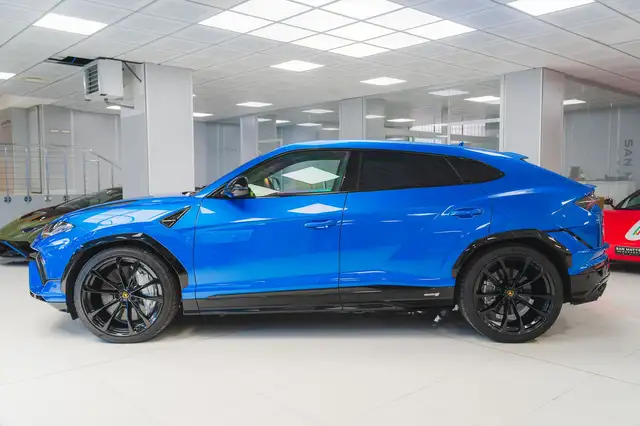 Lamborghini Urus view 3