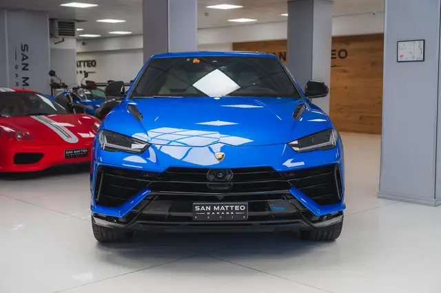 Lamborghini Urus view 2