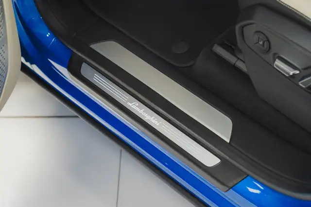 Lamborghini Urus view 12