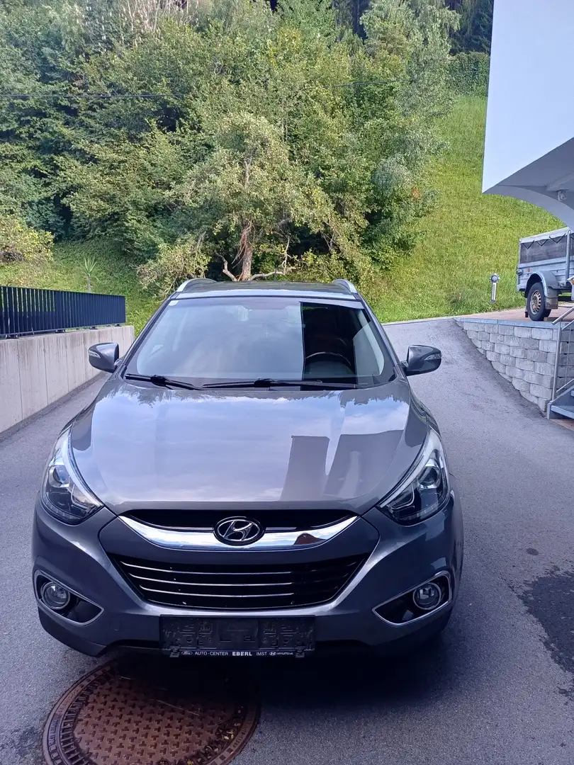 Hyundai iX35 2,0 CRDi Premium 4WD Grau - 2