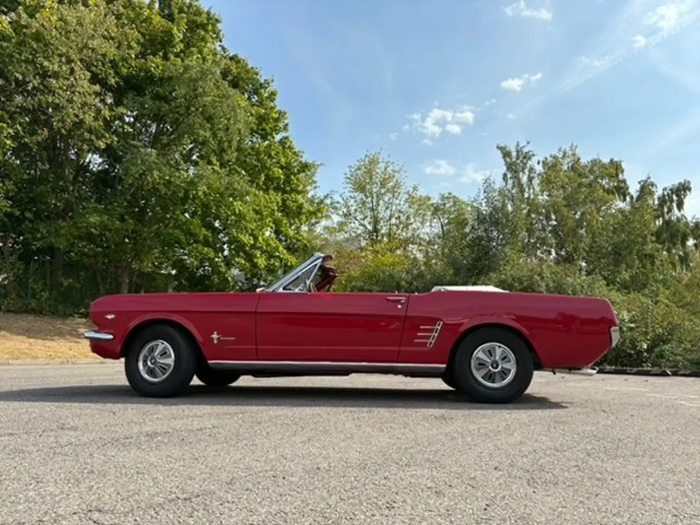 Ford Mustang Cabrio / Ponyausstattung Rot - 1