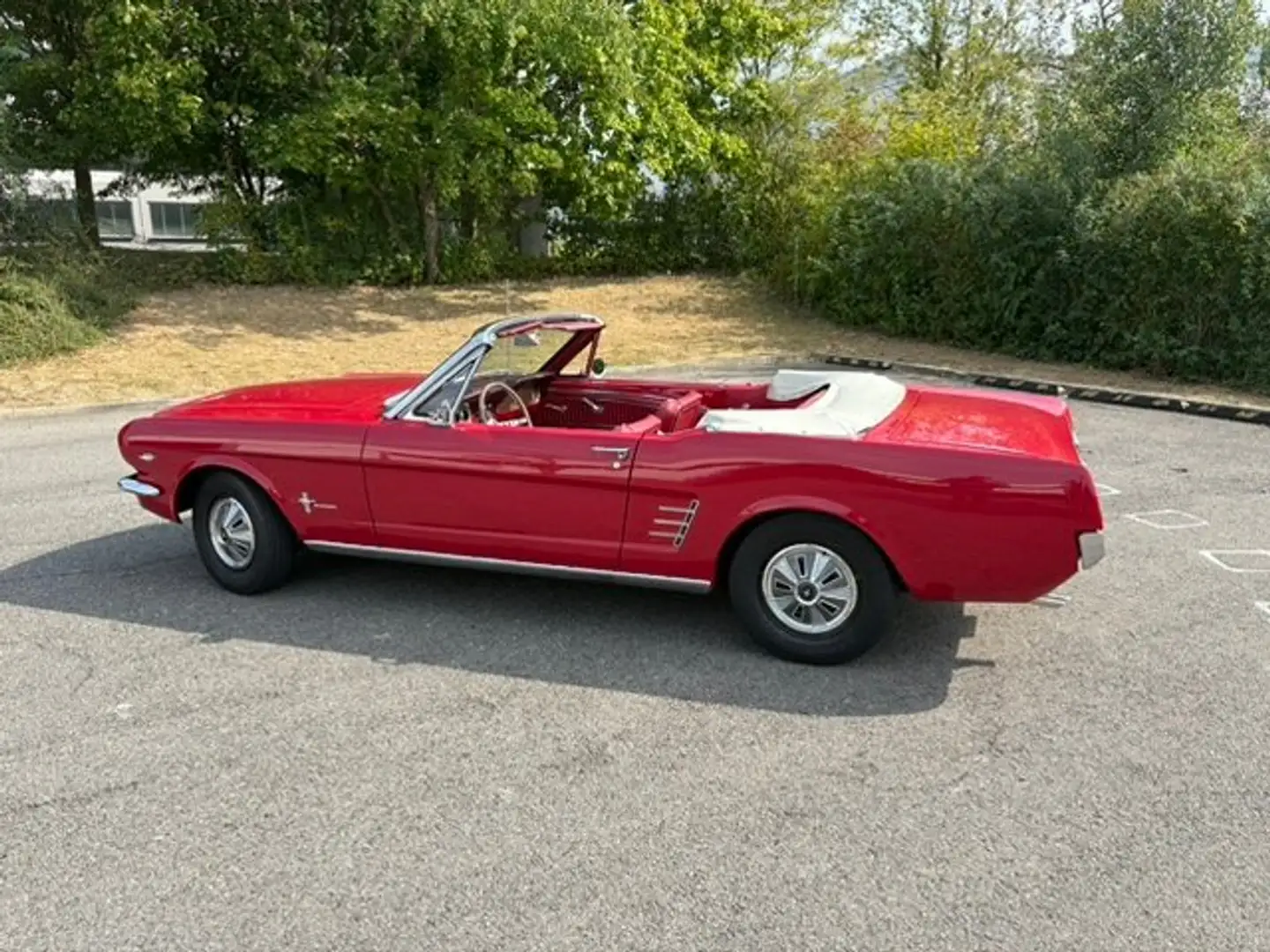 Ford Mustang Cabrio / Ponyausstattung Rot - 2