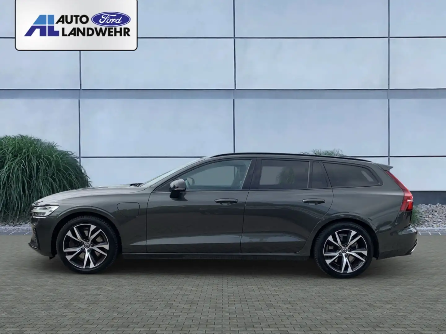Volvo V60 Kombi R Design Expression Recharge Plug-In Hybrid Šedá - 2