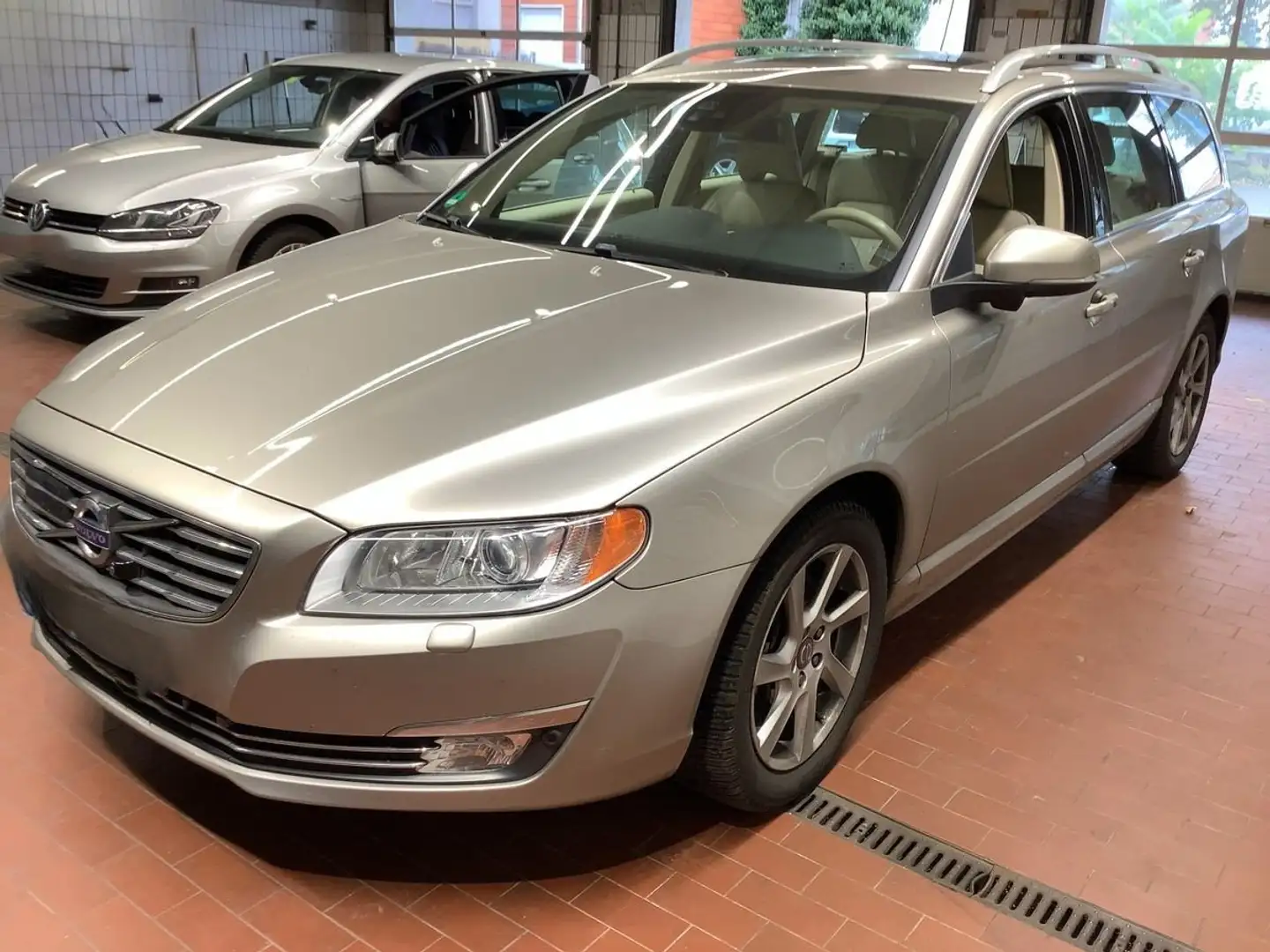 Volvo V70 D5 Inscription AWD *Leder| Navi| Xenon| AHK* Gris - 1
