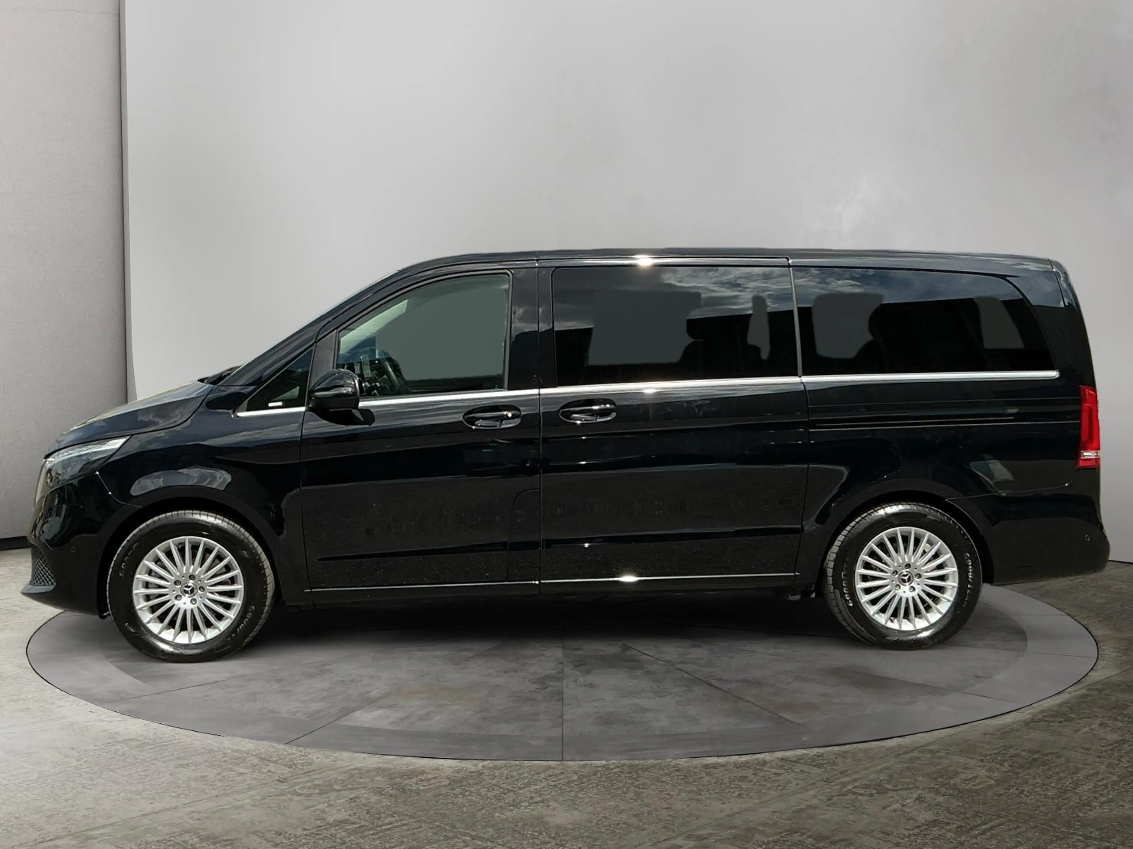 Mercedes-Benz EQV 300 EQV L2 — photo 2